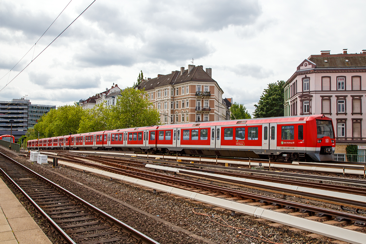 
Zwei gekuppelte dreiteilige ET der Baureihe 474/874 der S-Bahn Hamburg erreichen gleich (am 16.06.2015) den Bahnhof Hamburg-Altona, hinten ist es der 474 120-3 / 874 120-9 / 474 620-2.

Bei der Baureihe 474/874 handelt es sich um einen Elektrotriebwagen speziell für das Hamburger S-Bahn-Netz. Sie sind die jüngsten Fahrzeuge der Hamburger S-Bahn. Die Wagenkästen wurden weitgehend aus nichtrostendem Edelstahl hergestellt. Sie ermöglichen durch ihre niedrige Fußbodenhöhe den bequemen, stufenlosen Einstieg. Mit modernem Fahrzeugdesign, ansprechender Gestaltung des Fahrgastraumes und neuester rechnergesteuerter Drehstrom-Antriebstechnik leistet diese Baureihe einen wichtigen Beitrag zur Steigerung der Attraktivität des Hamburger Nahverkehrs.

Die erste Serie von 45 Fahrzeugen wurde 1994 bei Linke-Hofmann-Busch als Konsortialführer des Konsortiums Linke-Hofmann-Busch (Mechanteil) und der damaligen ABB Henschel AG (Elektro- und Leittechnik) in Salzgitter bestellt und ab 1996 ausgeliefert. 

Die Baureihe 474 stellt bei der Hamburger S-Bahn einen Generationswechsel bei den Fahrzeugen dar. Die Stromeinspeisung erfolgt wie bisher über eine seitlich bestrichene Stromschiene, die an der Seite des Gleises angebracht ist. Die Fahrzeuge werden über diese Stromschiene mit Gleichstrom der Spannungsebene 1.200 V versorgt. Als Antriebe kommen erstmals flüssigkeitsgekühlte Drehstrom-Asynchronmaschinen, die über ein zweistufiges Getriebe mit den Achsen verbunden sind, zum Einsatz. Zum Betrieb der Asynchronmaschinen am Gleichstromnetz werden flüssigkeitsgekühlte GTO-Wechselrichter verwendet. Die Fahrzeuge der Baureihe 474 sind für eine Höchstgeschwindigkeit von 100 km/h zugelassen. Sie sind durchgängig von Rechnern gesteuert, die die bisher in den älteren Hamburger Baureihen 470 und 472 vorherrschende konventionelle Steuerung ablösten. Die Steuerdaten werden nicht mehr über Einzelleitungen, sondern über serielle Bussysteme (Fahrzeugbus ist DVB, Zugbus ist WTB) übertragen. Daher ist nicht möglich, die Fahrzeuge der älteren Baureihen mit denen der Baureihe 474 in gemischten Einheiten zu fahren. Die Fahrzeuge sind – wie ihre Vorgängertypen – mit einer Scharfenbergkupplung ausgestattet, die so beschaffen ist, dass über eine Adapterkupplung eine mechanische Kupplungsmöglichkeit (beispielsweise für Abschleppvorgänge) mit den Vorgängerbaureihen besteht.

Mehrsystemausführung 474.3
In den Jahren 2006 und 2007 wurde die Serie 474.3 ausgeliefert, die sich aus neun Neubaufahrzeugen und 33 aus bereits vorhandenen Fahrzeugen der zweiten Serie umgebauten Zügen zusammensetzt. Die Fahrzeuge sind zusätzlich für Oberleitungsbetrieb mit Bahnstrom 15 kV 16,7 Hz ausgerüstet. Dazu erhielten die Mittelwagen einen Stromabnehmer für die Oberleitung sowie die gesamte Hochspannungsausrüstung einschließlich der Vierquadrantensteller, die aus dem heruntertransformierten Wechselstrom des Fahrdrahtes den für den Fahrbetrieb benötigten Gleichstrom erzeugen und eine Rückspeisung der Bremsenergie ins Bahnstromnetz ermöglichen. Der 15-kV-Stromabnehmer wird bei der Baureihe 474.3 zur Unterscheidung von den Seitenstromabnehmern für den Gleichstrombetrieb ausschließlich als Pantograph bezeichnet.

Technische Daten:
Hersteller: 	Der mechanische Anteil von LHB, jetzt Alstom Transport Deutschland und die Traktionsausrüstung von Adtranz, jetzt Bombardier
Baujahr: 1996–2001, Umbau zum Zweisystemzug 2006
Spurweite: 	1435 mm (Normalspur)
Achsformel: Bo’Bo’+2’2’+Bo’Bo’
Länge über Kupplung: 65.560 m
Höhe: 3.720 mm
Breite: 3.008 mm
Drehzapfenabstand: 16.190 mm (ET), 13.280 mm (Mittelwagen)
Drehgestellachsstand: 2.300 mm (ET), 1.800 mm (Mittelwagen)
Leergewicht: 106 t  
Höchstgeschwindigkeit: 100 km/h
Stundenleistung:  920 kW
Beschleunigung:  1,0 m/s²
Bremsverzögerung: 0,7 m/s² (E-Bremse), 1,2 m/s² (Schnellbremsung)
Treibraddurchmesser: 	855 mm (neu) / 780 mm (abgenutzt)
Laufraddurchmesser: 850 mm (neu) /  770 mm (abgenutzt)
Stromsystem: 1200 V DC über seitliche, von der Seite bestrichene Stromschiene, oder 15 kV 16,7 Hz AC über Oberleitung
Anzahl der Fahrmotoren: 8
Kupplungstyp: Scharfenbergkupplung
Sitzplätze: 	208
Stehplätze: 306
Fußbodenhöhe: 	1.035 mm
