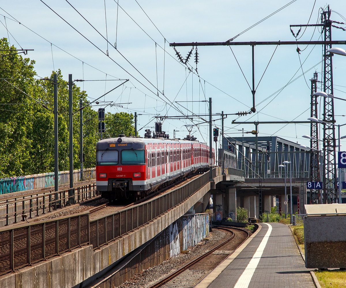 
Zwei gekuppelte ET 420 (420 926-8 und 420 987-0) der S-Bahn Köln, fahren am 01.06.2019 vom Bahnhof Köln Messe/Deutz als S 19 weiter in Richtung Hennef (Sieg).
