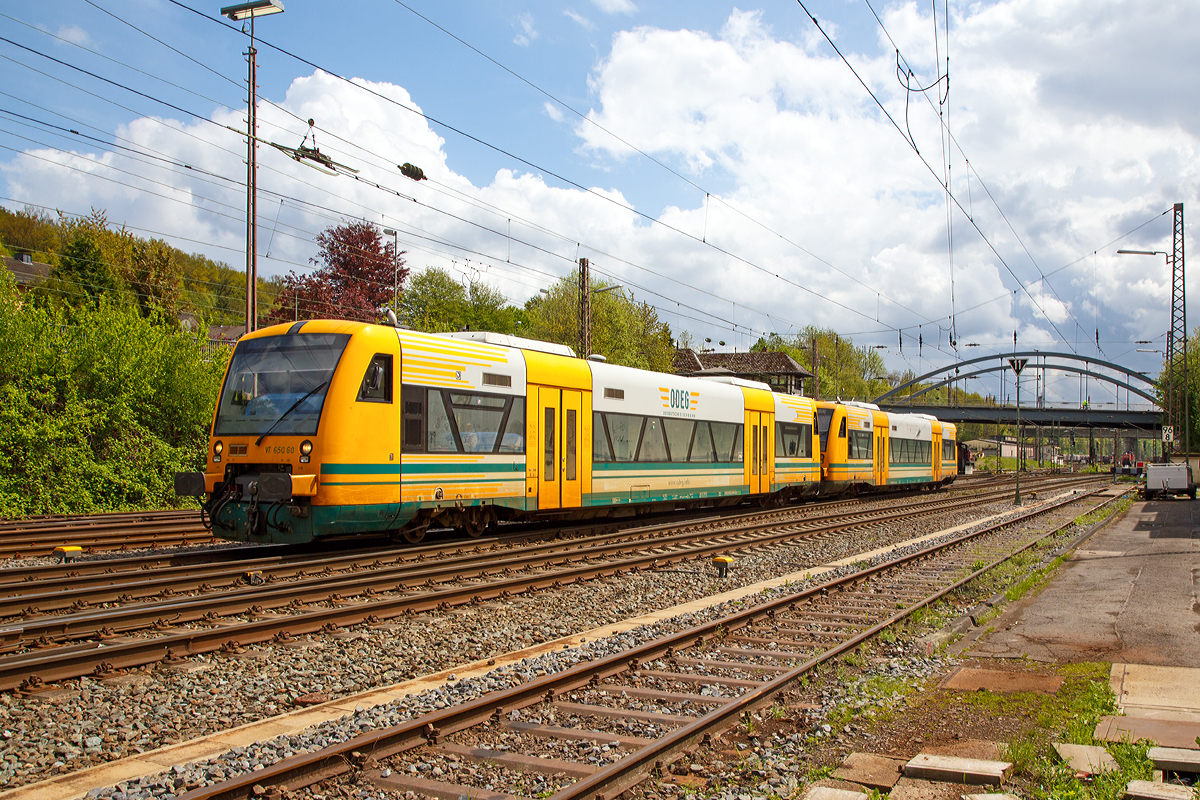 
Zwei gekuppelte, von der HLB (Hessische Landesbahn) angemietete, Stadler RegioShuttle RS 1 (BR 650) der Ostdeutsche Eisenbahn GmbH, fahren am 09.05.2015 als DreiLnderBahn RB 93  Rothaarbahn  (Siegen Hbf - Kreuztal - Bad Berleburg), hier erreichen sie gleich den Bahnhof Kreuztal. 

Es sind hier die VT 650.60 (95 80 0650 060-6 D-ODEG) und VT 650.61 (95 80 0650 061-4 D-ODEG), diese sind Eigentum der BeNEX GmbH, Hamburg. 