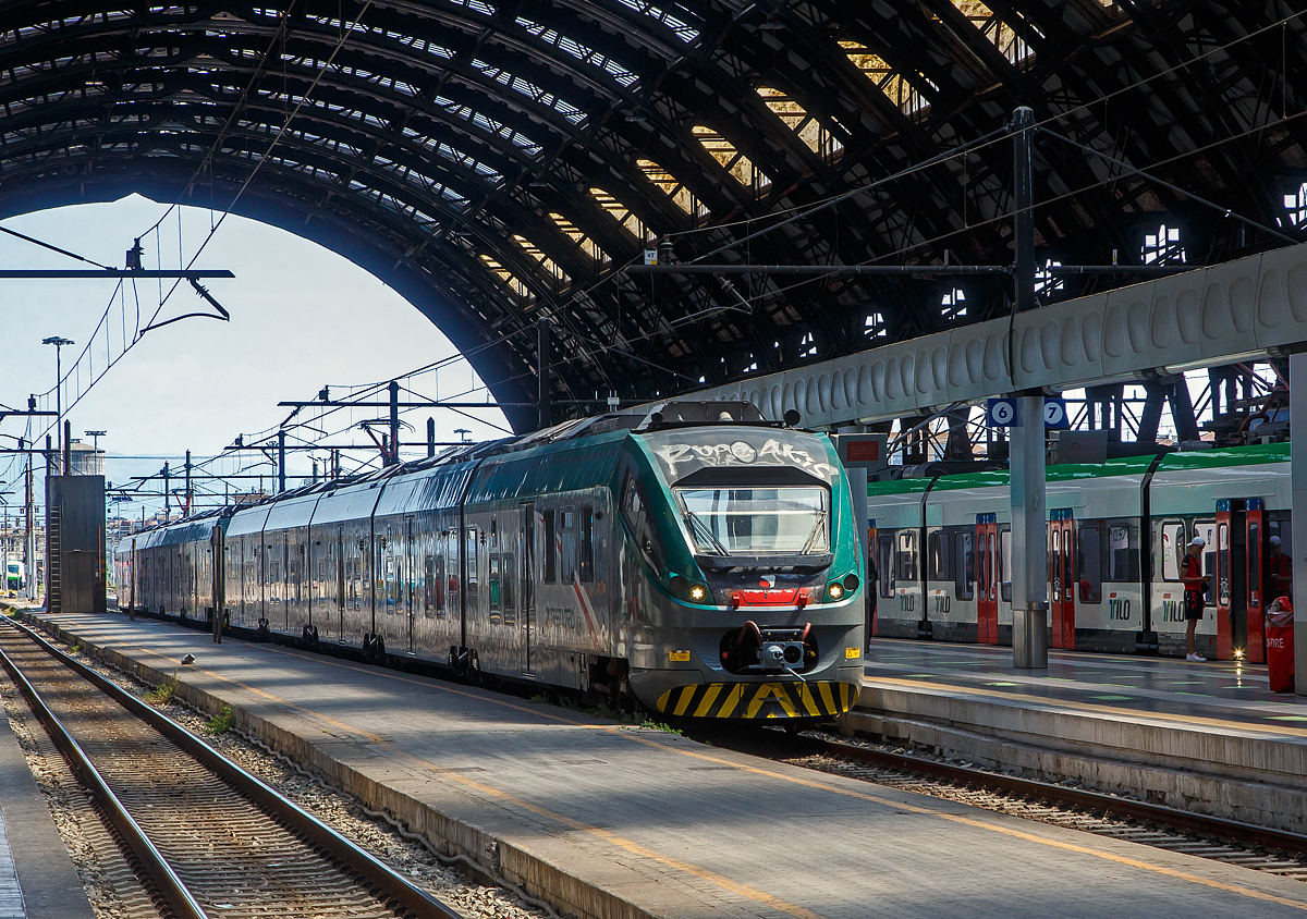 Zwei gekuppelte JAZZ der Trenord, die beiden fnfteiligen ETR 425 030 und 031, erreichen am 12.07.2022, als Regionalzug den Bahnhof Milano Centrale.