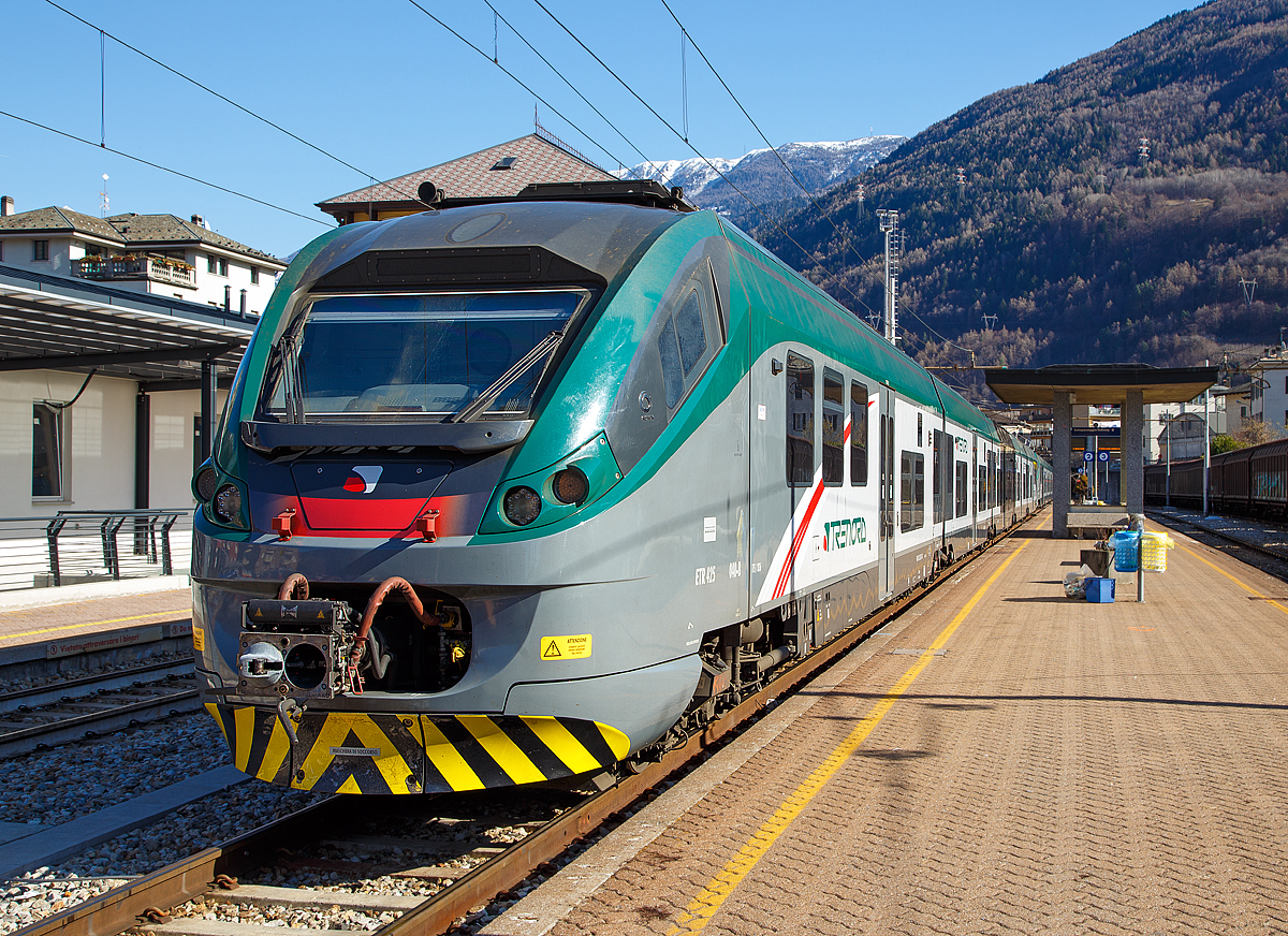 Zwei gekuppelte JAZZ der Trenord, der fnfteilige ETR 425 040 und der sechsteilige ETR 526 008, stehen am 19.02.2017 im FS Bahnhof Tirano.

Die Baureihen ETR.324, ETR.425 und ETR.526 werden bei der italienischen Trenitalia (100-prozentige Tochtergesellschaft der Ferrovie dello Stato Italiane - FS) als „Jazz“ bezeichnet. Diese elektrischen Triebzge basieren auf der Plattform des Alstom Coradia Meridian.Die Zge kommen bei der Trenitalia und dem Bahnunternehmen Trenord zum Einsatz. Alle Baureihen sind im Wesentlichen baugleich und unterscheiden sich lediglich in ihrer Anzahl an Wagen. Der ETR.324 ist ein vierteiliger, der ETR.425 ist ein fnfteiliger und er ETR.526 ein sechsteiliger Treibzug.

Der Jazz ist Nachfolger des Minuetto (ALe 501-502), einem Nahverkehrstriebzug, der in hoher Stckzahl fr die Trenitalia und weitere italienische Eisenbahnverkehrsunternehmen gebaut wurde. Auch die spter entwickelte Baureihe ETR.245,  die ausschlielich als Malpensa Express eingesetzt wird, ist stark mit dem Jazz verwandt. Die Produktion des Jazz endete im Juli 2019 mit der Auslieferung des 136. Triebzuges fr die Trenitalia. Nachfolger ist der Alstom Coradia Stream. Wie die Vorgngerbaureihen wurde der „Jazz“ von Alstom an den Standorten Savigliano, Sesto San Giovanni und Bologna gebaut.

Die Einstiegsbereiche sind niederflurig gehalten und verfgen ber einen Mehrzweckbereich fr mobilittseingeschrnkte Fahrgste, Fahrradstellpltze und einem behindertengerechten WC. Alle Auentren sind mit einer ausfahrbaren Spaltberbrckung versehen. Der Fahrgastraum ist mit einer Videoberwachungsanlage ausgestattet, die Fahrgastinformation erfolgt visuell ber Monitore, die im Wechsel Fahrtverlauf, nchsten Halt und Livebilder des Innenraums anzeigen. Der Fahrgastraum ist im aktuellen Trenitalia-Farbschema dunkelblau/orange/grau gehalten, die Beleuchtung erfolgt durch LEDs. Alle Sitzpltze verfgen ber 230-Volt-Steckdosen..

TECHNISCHE DATEN:
Gebaute Einheiten: 136
Baujahre: 2014–2019
Hersteller:  Alstom
Spurweite: 1.435 mm (Normalspur)
Achsfolge: ETR.324 - Bo'2'2'2'Bo' / ETR.425 - Bo'2'2'2'2'Bo' / ETR.526 - Bo'2'2'2'2'2'Bo'
Lnge ber Puffer: 67,6 m (ETR.324) / 82,2 m (ETR.425) / 96,9 m (ETR.526)
Hchstgeschwindigkeit: 160 km 
Beschleunigung: 0,85 m/s (3 kV) / 0,81 m/s (1,5 kV) 
Stromsystem: 1,5 kV DC und 3 kV DC 
