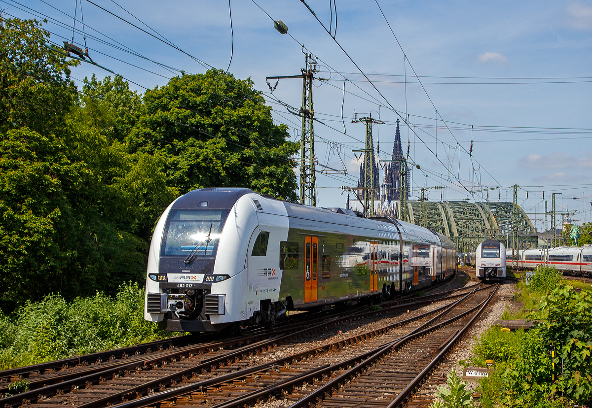 
Zwei gekuppelte vierteilige Siemens Desiro HC (462 017 und 462 019) des RRX Rhein-Ruhr-Express (betrieben vom der National Express) fahren am 01.06.2019 in den Bahnhof Köln Messe/Deutz ein. 

Die Triebzüge sind laut den NVR-Nummern (94 80 0462 xxx-x D-SDEHC) im Eigentum von Siemens. Siemens Mobility ist auch für die Instandhaltung der Fahrzeuge zuständig. Dafür wurde in Dortmund-Eving ein Instandhaltungswerk (Rail Service Center) errichtet, es wurde am 5. September 2018 in Betrieb genommen. Neben der Werkstatt verfügt es auch über eine Außenreinigungsanlage.

Der dem RRX zu Grunde liegende Verkehrsvertrag wurde, mit einem geschätzten Volumen von zwei Milliarden Euro, europaweit ausgeschrieben. Der Zuschlag ging an die beiden folgenden Unternehmen:
Abellio Rail NRW hat Los 1 mit den Linien RE 1 und RE 11 gewonnen,
National Express wird die Lose 2 und 3 mit den Linien RE 4, RE 5 und RE 6 betreiben, dafür werden dem Unternehmen bis Dezember 2020 inklusive Betriebsreserve 52 Fahrzeuge zur Verfügung gestellt.

Die Deutsche Bahn begründet ihre Niederlage im Wettbewerb mit höheren Lohnkosten, die zehn Prozent über denen der Konkurrenz lägen. Laut Angaben des VRR hätten die Konkurrenten jedoch vor allen Dingen bei Verwaltungs- und Energiekosten gepunktet. Mit der Vergabe wird der Marktanteil der Deutschen Bahn im Regionalverkehr Nordrhein-Westfalens voraussichtlich auf unter 50 Prozent sinken.

Recht schlecht kann man die Verwandtschaft noch erkennen, rechts fährt gerade ein Siemens Desiro MainLine (BR 460) der Trans Regio in Richtung Hohenzollernbrücke