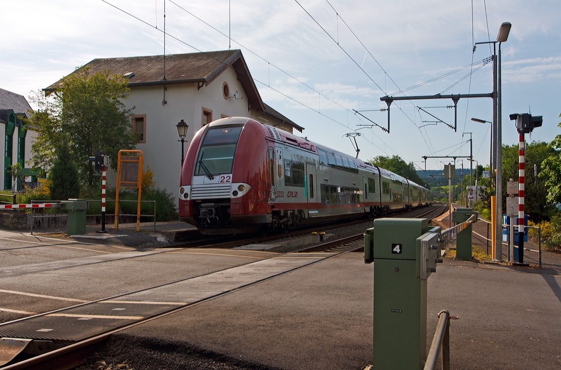 Zwei gekuppelte Z 2200 (Coradia Duplex, auch Computermaus genannt) bestehend aus 2222 mit 2204 der CFL (Socit Nationale des Chemins de Fer Luxembourgeois) am 17.06.2013 beim Halt im Bahnhof  Wilwerwiltz / Wlwerwolz. 