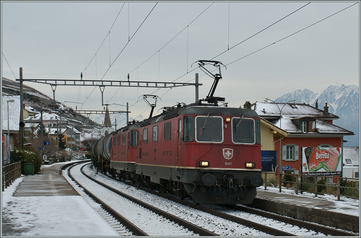 Zwei Re 4/4 II, mit der Re 4/4 II 11327 als Spitzenlok mit einem Ölzug bei der Durchfahrt in Villette VD.
27. Dezember 2010