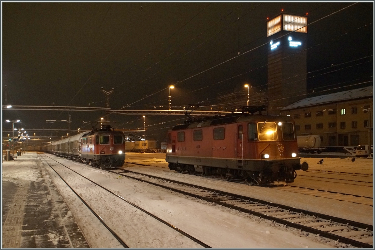 Zwei SBB Re 4/4 II warten in Sion auf neuen Aufgaben.
27. Jan. 2015