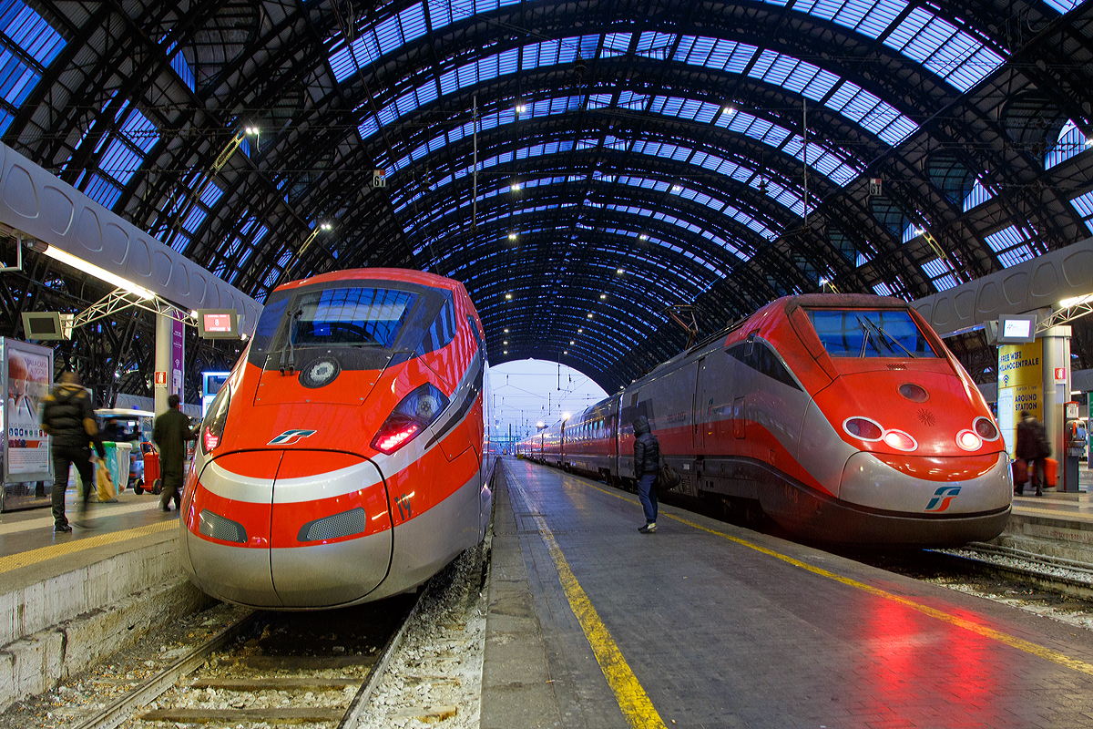 
Zwei Schnellzüge der Trenitalia, links der ETR 400.19 als Frecciarossa 1000 und rechts der ETR 500.40 als Frecciarossa, stehen am 30.12.2015 im Bahnhof Milano Centrale (Mailand Zentral) zur Abfahrt bereit.