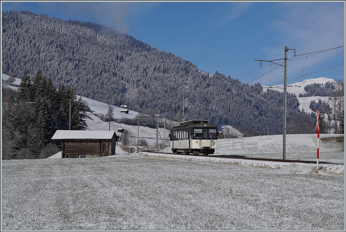 Zwischen Blankenburg und Stöckli ist der MOB Be 4/4 1007 (ex Bipperlisi) auf dem Weg von Zweisimmen in die Lenk.

3. Dezember 2020