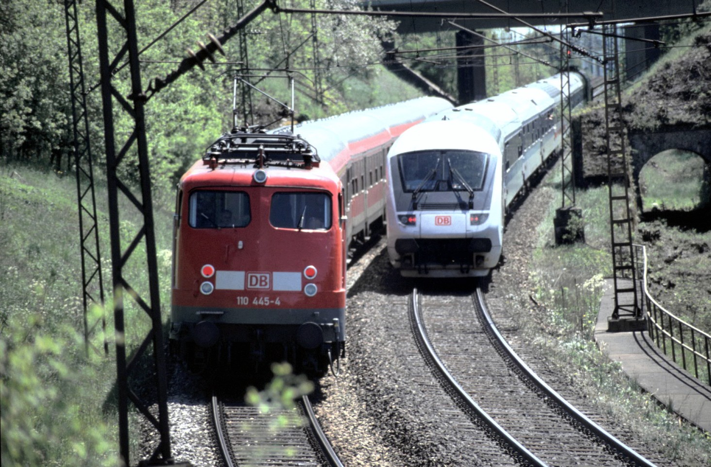 110 445-4 mit n-Wagen und ein Interregio mit IR-Steuerwagen auf der Geislinger Steige am 17.05.2002.