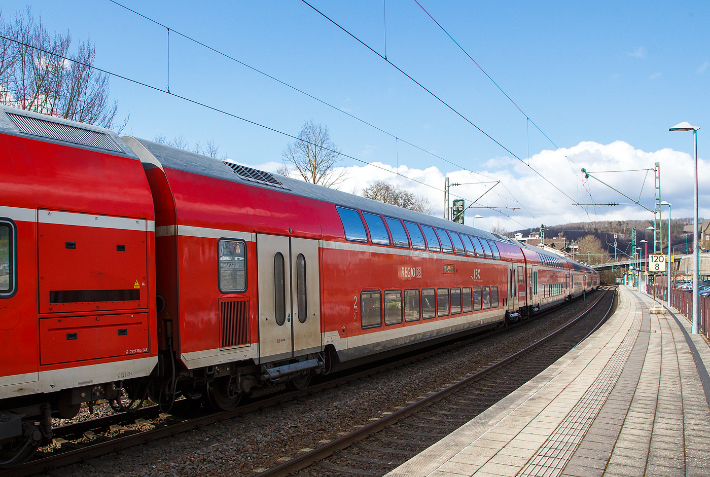 2. Klasse klimatisierter Doppelstock-Reisezugwagen (Hocheinstiegs-Dosto) D-DB 50 80 26-81 269-5, der Gattung DBpza 781.2, vom rsx - Rhein-Sieg-Express der DB Regio NRW (Aachen), am 19.03.2021 im Zugverband vom RE 9 in Kirchen (Sieg). 

Der Wagen wurde 2010 von Bombardier in Görlitz (ex DWA - Deutsche Waggonbau AG gebaut.

TECHNISCHE DATEN:
Gattung/Bauart: DBpza 781.2
Spurweite: 1.435 mm
Anzahl der Achsen: 4
Länge über Puffer: 26.800 mm
Wagenkastenlänge: 26 400 mm
Wagenkastenbreite: 2.784 mm
Höhe über Schienenoberkante: 4.631 mm
Drehzapfenabstand: 20.000 mm
Achsstand im Drehgestell: 2 500 mm
Drehgestellbauart:  Görlitz VIII
Leergewicht: 50 t
Höchstgeschwindigkeit: 160 km/h 
Sitzplätze: 142 in der 2. Klasse
Toiletten: 1, geschlossenes System
Einstieg: Hoch
Bremse: KE-R-A-Mg (D)
Heizung: Klimaes
Bemerkung : Autarke Videoüberwachung; uneingeschränkt dieselloktauglich