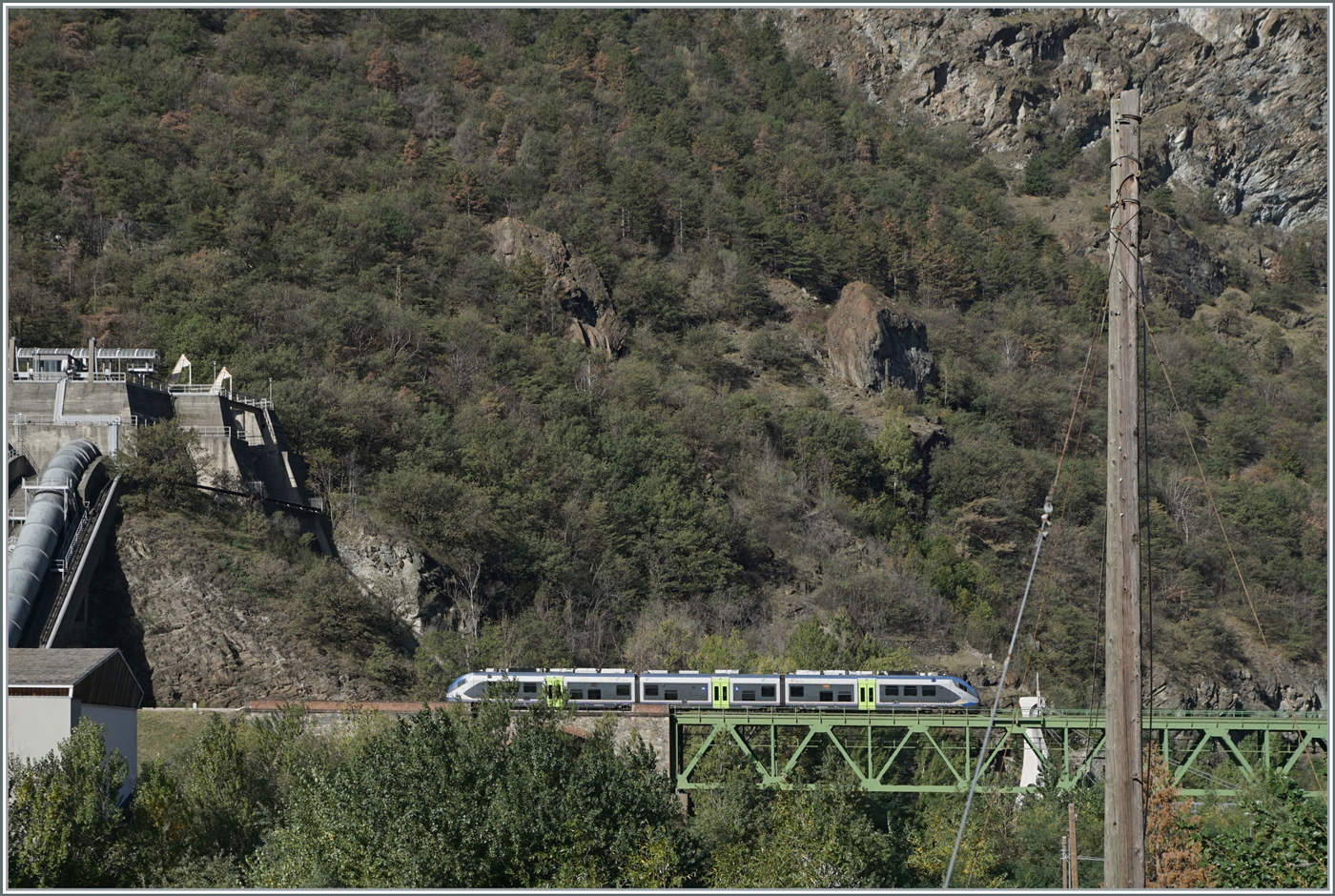 Auf der Suche nach der besten Positon für ein Bild bei Borgo mit dem BTR 813 wurde ich von einem FS Treniatlia MD Aln 501/502  Minuetto  überascht, der als Regionalzug von Aosta nach Ivra unterwegs war. 

11. Oktober 2023