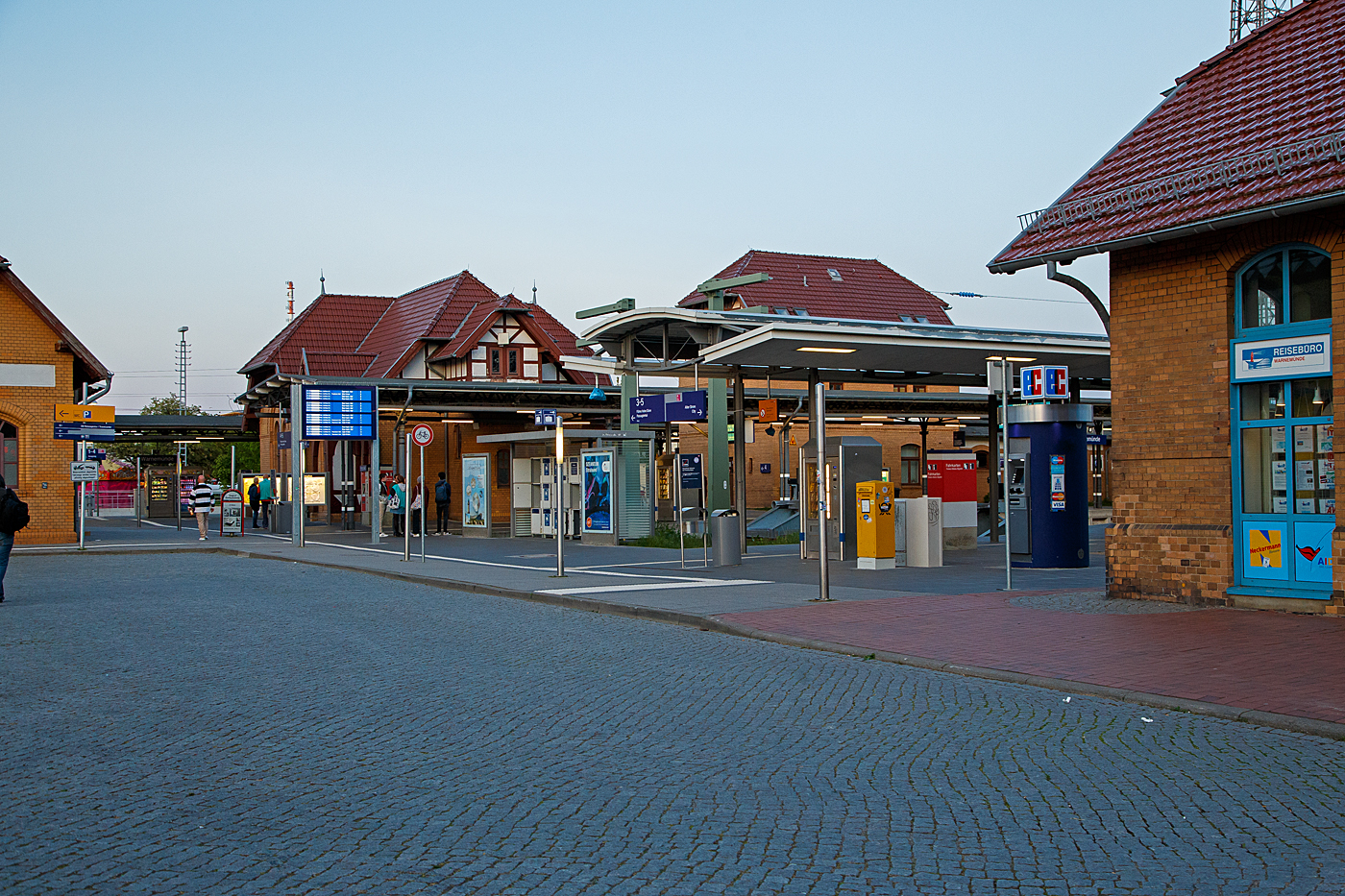 Bahnhof Warnemünde am 15 Mai 2022 am Abend, hier rechts die Bahnsteige für die S-Bahn. 