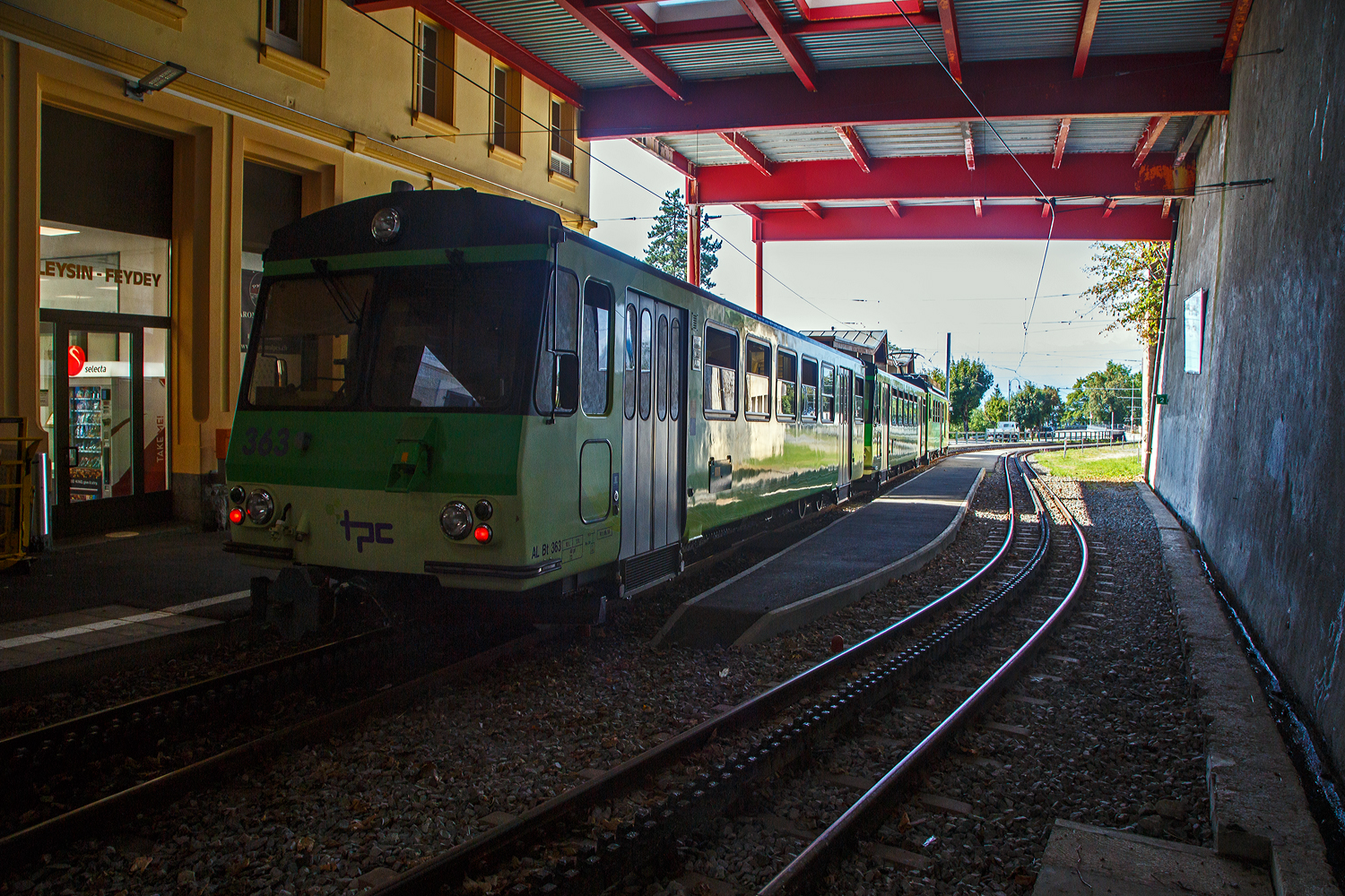 Bei sehr schwierigen Lichtverhltnissen:
Der tpc AL BDeh 4/4 313 „La Berneuse“ (2. Klasse elektrischen Personentriebwagen mit Gepckabteil fr den gemischten Zahnrad- und Adhsionsbetrieb) mit den beiden AL Steuerwagen AL Bt 362 und AL Bt 363 hat am 08 September 2023 vom Leysin - Grand-Htel kommend die Station Leysin-Feydey erreicht. Der dreiteilige Zug fhrt als Regionalzug (R 25) von Leysin - Grand-Htel nach Aigle.

Hinweis: Fr das berschreiten das Gleises fr Foto habe ich hier die Stationsvorsteher und den Triebfahrzeugfhrer gefragt, die mir es das erlaubt haben. 
