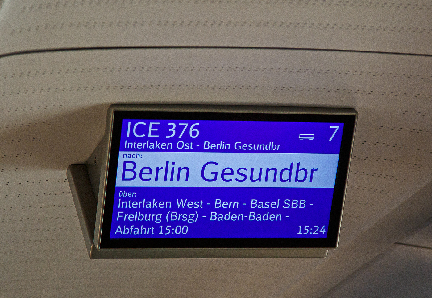 Bildschirm als Zuglaufschild imICE 4 - Tz 9013 (der BR 412.0) der DB Fernverkehr AG als ICE 376 am 28. Mai 2023 in Spiez.