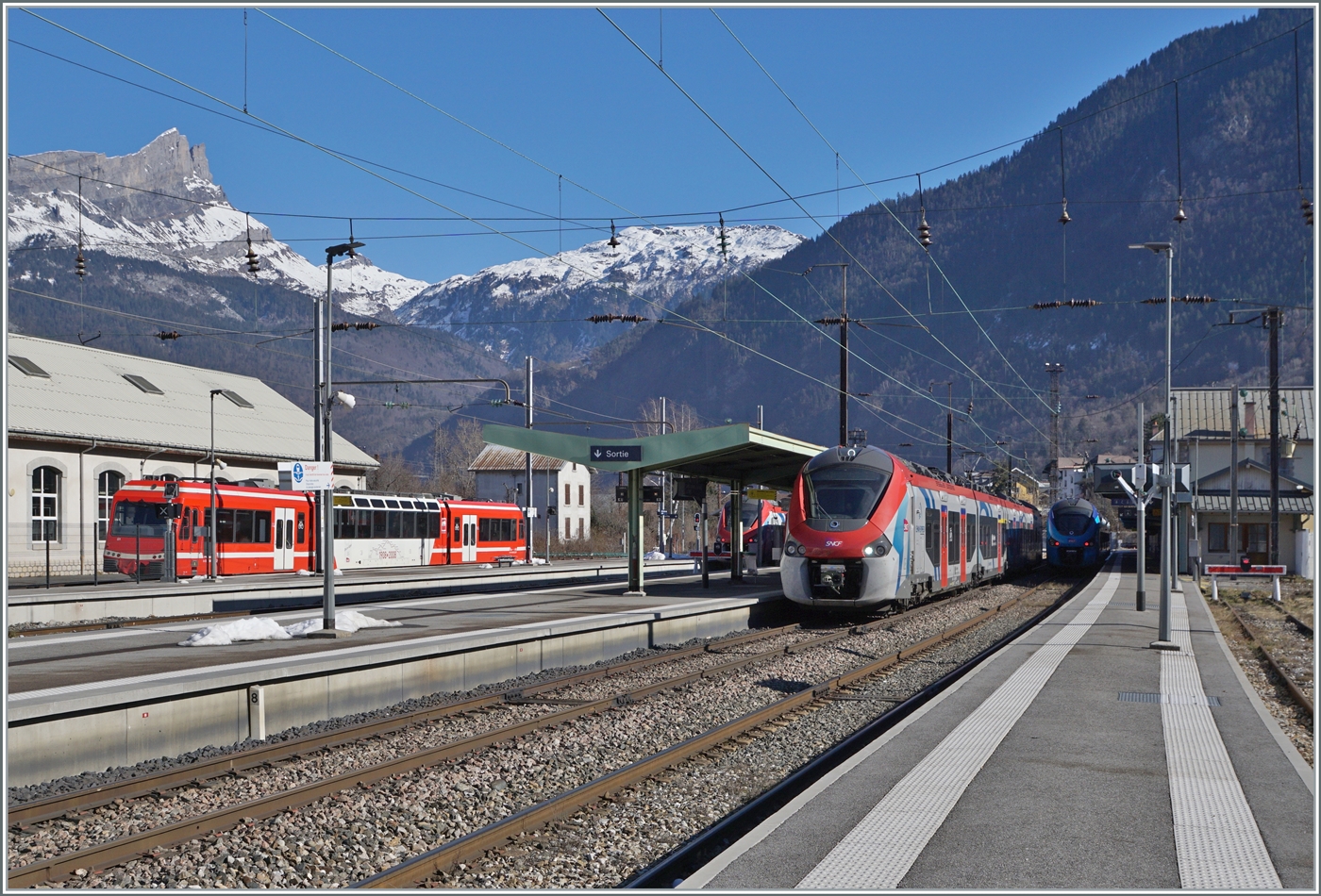 Blick auf den Bahnhof von St-Gervais Les Bains Le Fayet mit verschiedenen, z.T. verdeckten Zgen der SNCF in Normal- und Schmalspur. Links eine SNCF X 850, in der Bildmitte SNCF Z 31500 in Lman Express Lackierung. 

14.02.2023