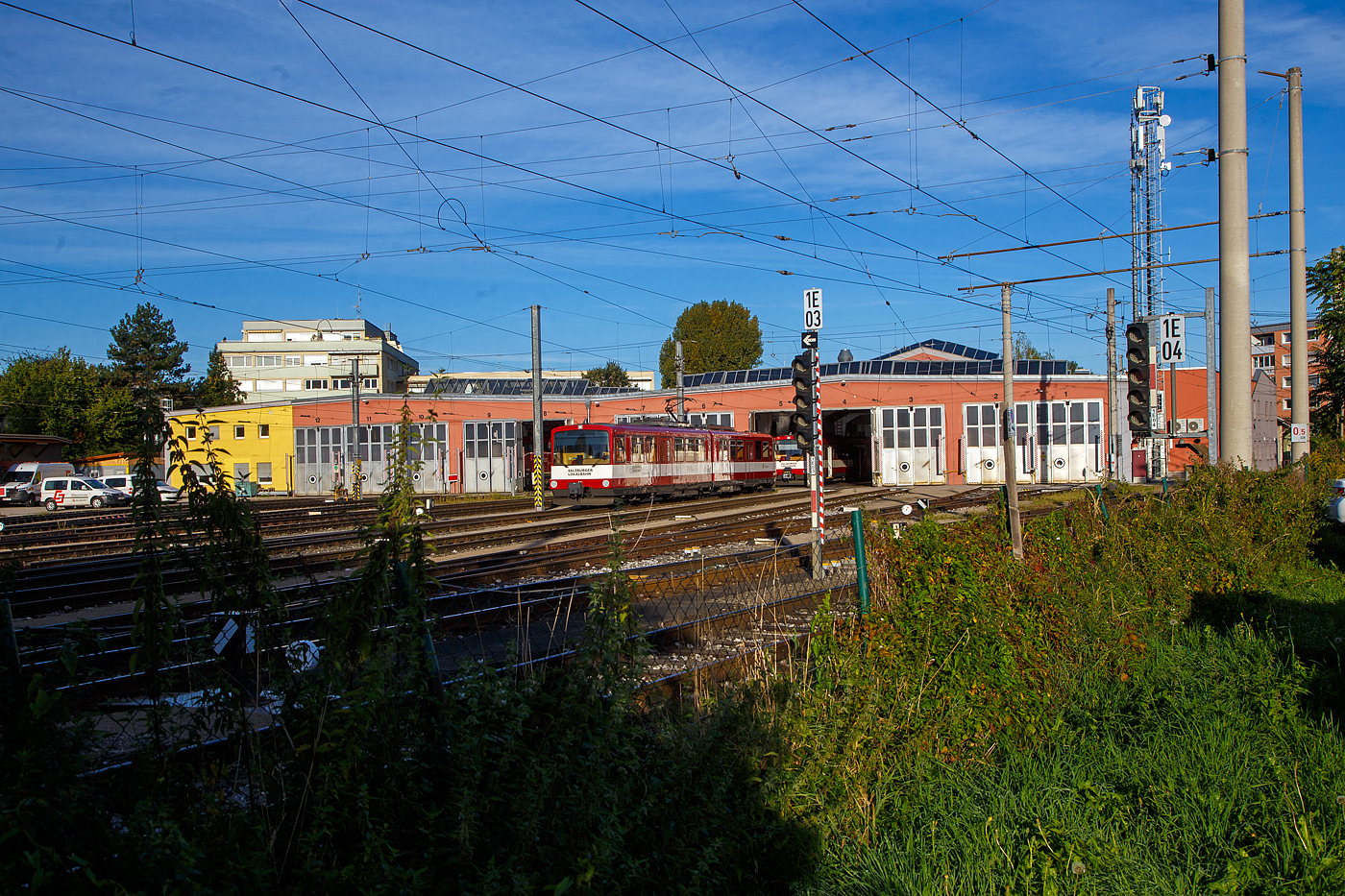 Blick aufs Depot der SLB - Salzburger Lokalbahn am 13.09.2022, davor steht der ET 42 „Bergheim“.