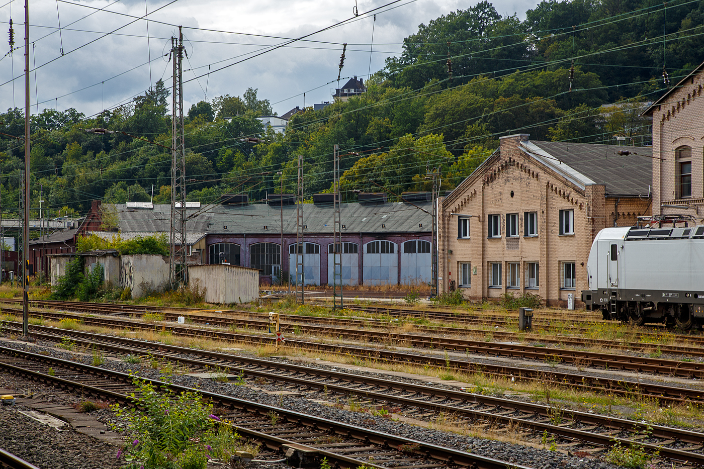 Blick vom Bahnsteig des Hbf Siegen auf den Ringlokschuppen am 28.08.2023. 

Hier befand sich bis 2020 das Südwestfälische Eisenbahnmuseum (SEM-Siegen), das waren noch Zeiten.
