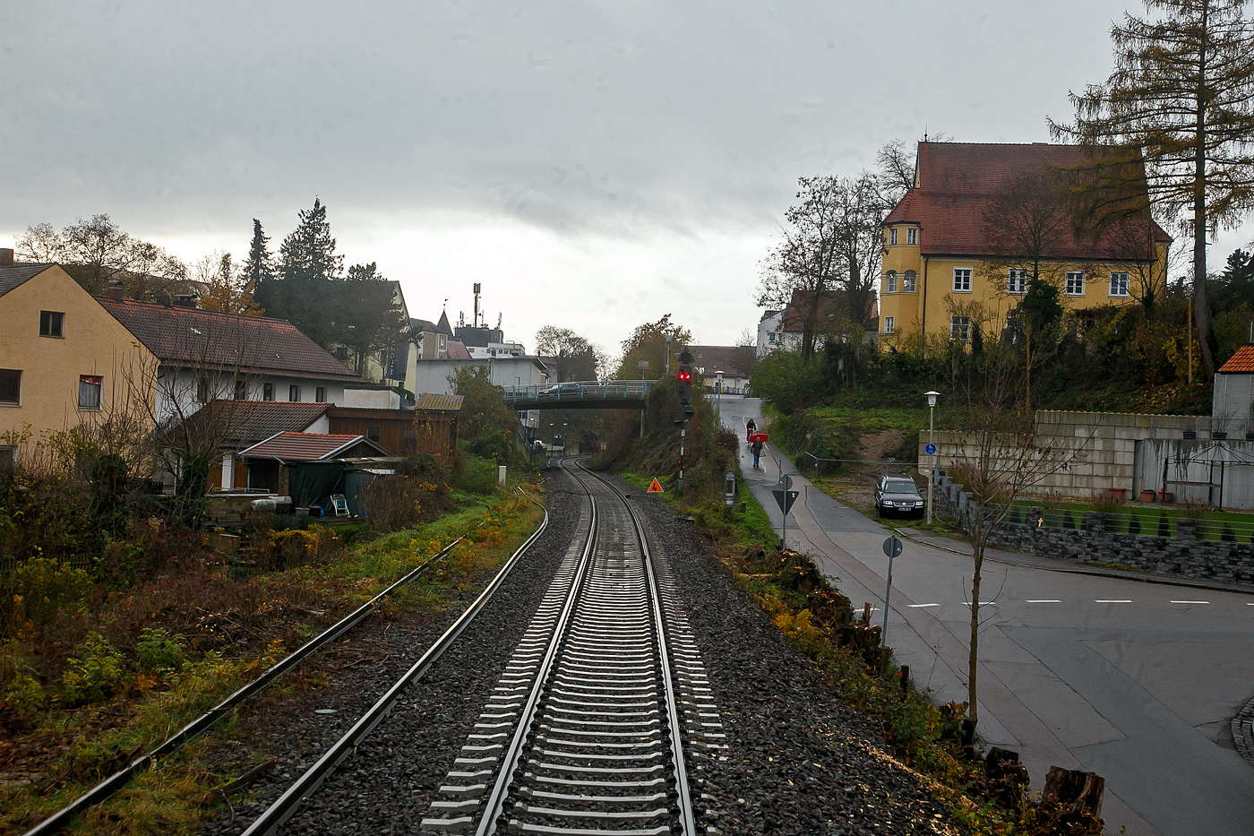 Blick zurück aus dem letzten Wagen vom alex RE 25 (München – Landshut – Regenburg – Schwandorf – Furth i.W. – Plzeň – Praha), am 22.11.2022 hier kurz hinter dem Bahnhof Cham /Oberpfalz).