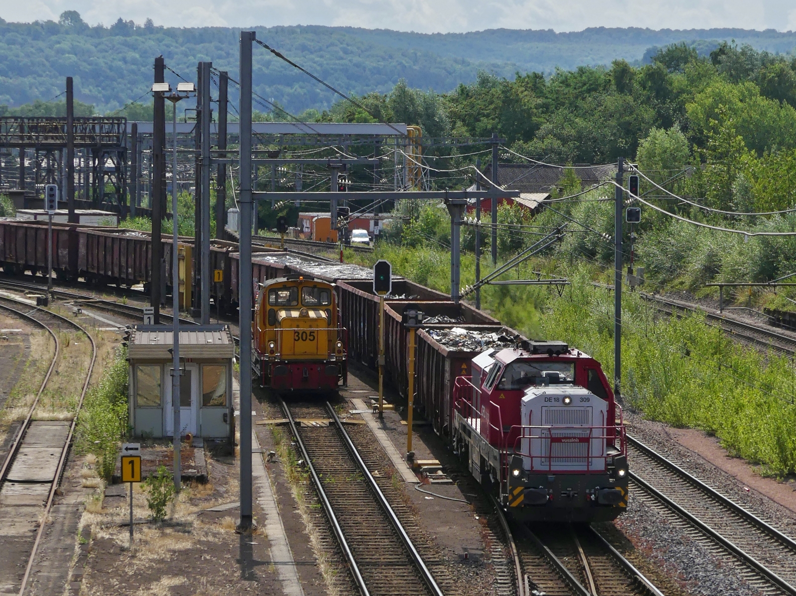CFL Lok DE18 309 schiebt den Güterzug in die Abstellung des Bahnhofs Belval Université. 07.2023