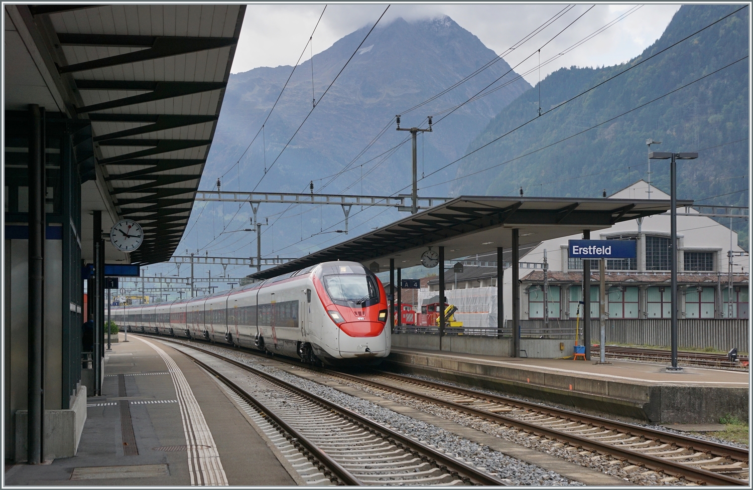 Da der Gotthard Basis Tunnel kurz nördlich von Erstfeld beginnt, sind die SBB RABE 501  Giruno  hier im Planbetrieb nicht zu sehen, es sein denn, die Züge müssen via die Gotthard Panorama Strecke umgeleitet werden. 

Ein SBB RABe auf der Durchfahrt in Erstfeld.

19. Okt. 2023