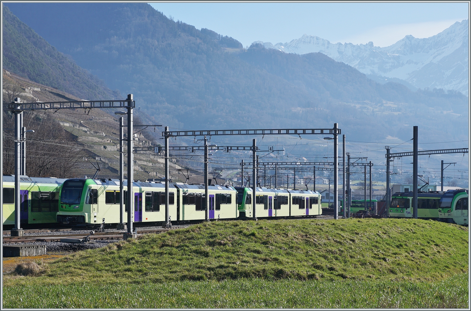 Das TPC Dépôt En Châlet: Da nicht durch andere Züge verdeckt, einen Blick auf die Seite der neuen ABe 4/8, überraschend die helle Lackierung ohne das sonst übliche TPC grün an den Seitenwänden. 

4. Februar 2024
