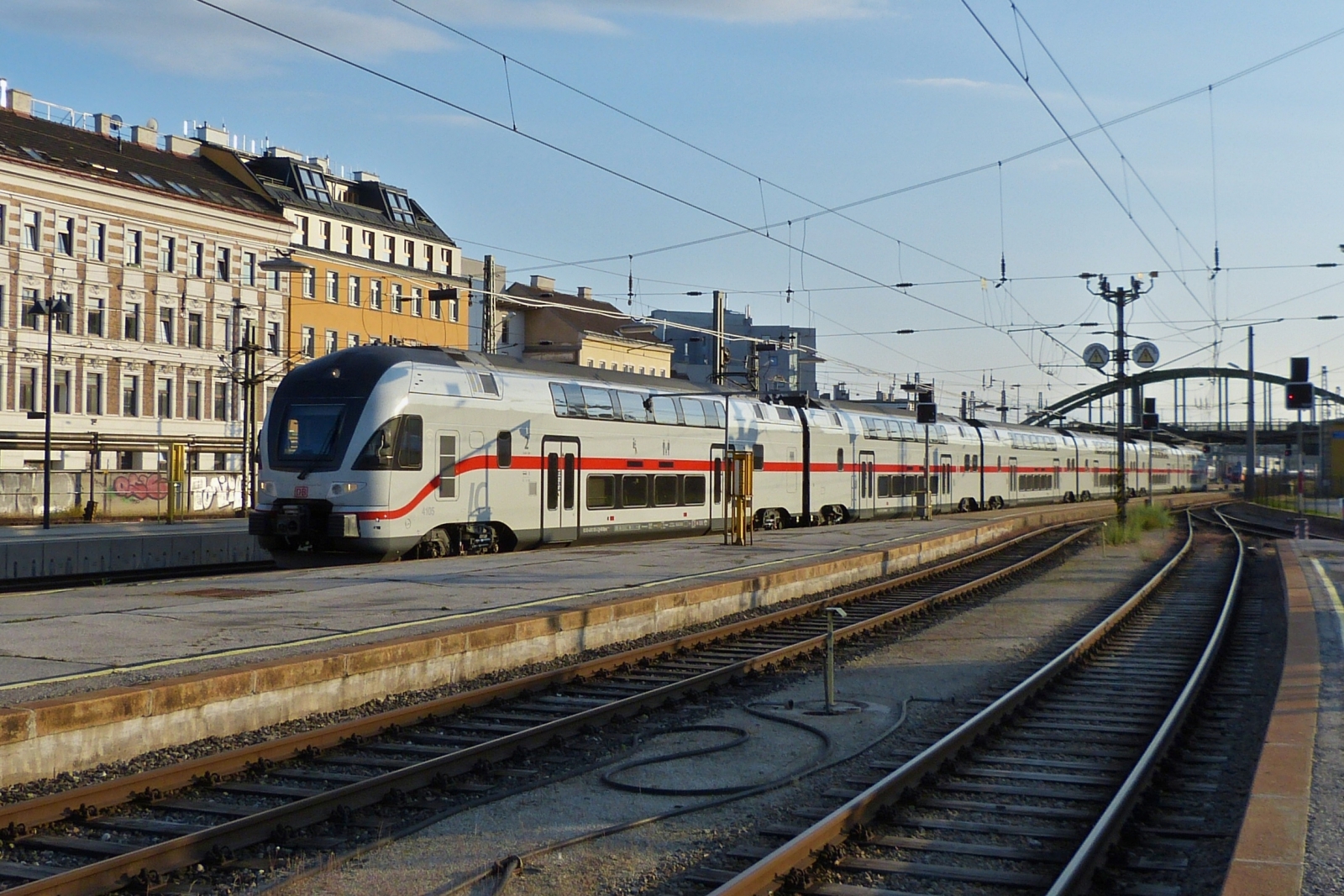 DB Triebzug 4010 105-3 CH-DB fhrt whrend einer Testfahrt in den Westbahnhof in Wien ein. 03.06.2023