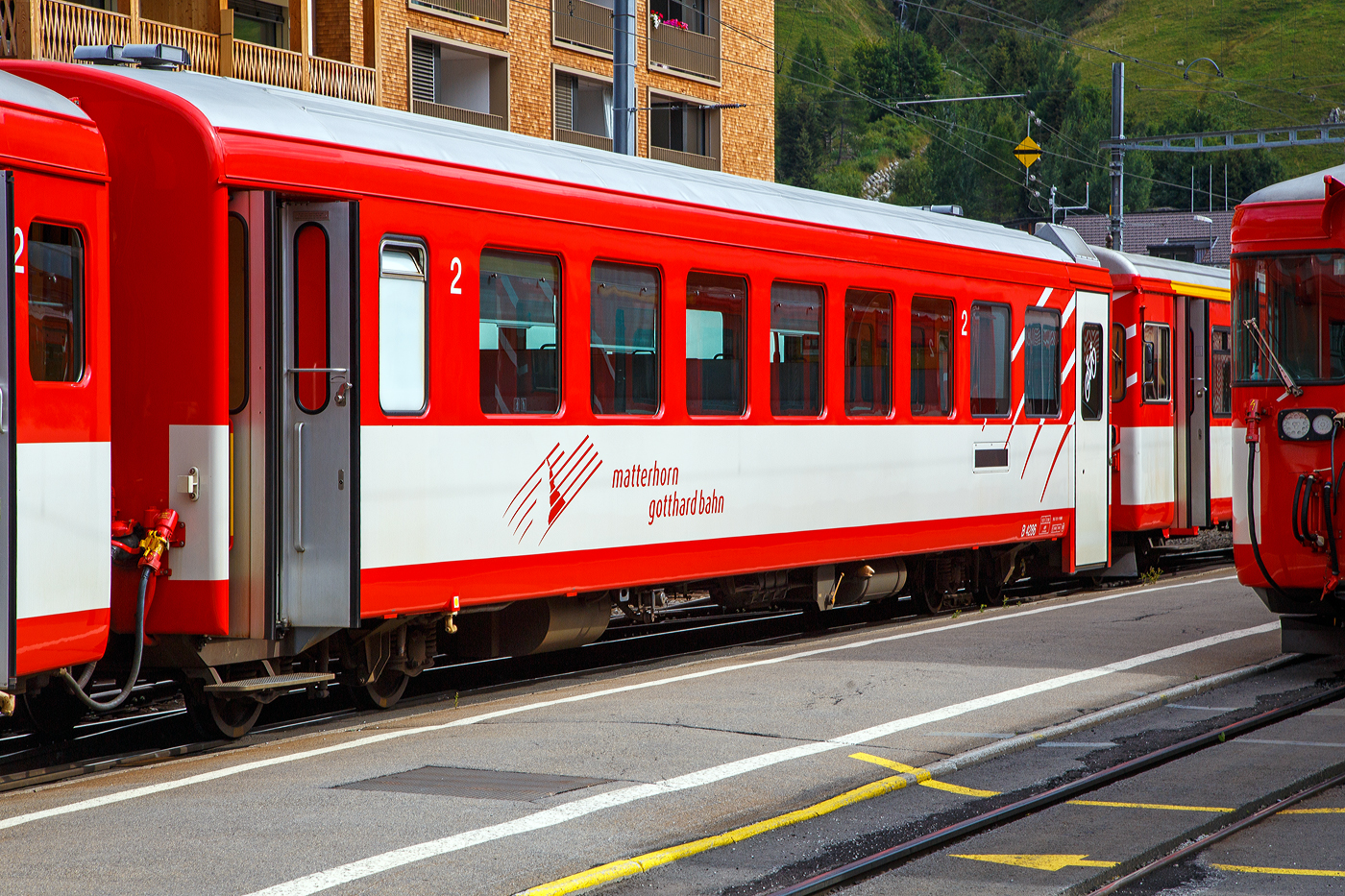 Der 2. Klasse Reisezugwagen MGB B 4286 (ex FO - Furka-Oberalp-Bahn) am 07 September 2021 im Bahnhof Andermatt im Zugverband.

Der Wagen wurde 1980 von SIG (Schweizerische Industrie-Gesellschaft) in Neuhausen am Rheinfall gebaut. Kurz vor dem Ausstieg aus der Fertigung ganzer Eisenbahnwagen (SIG konzentrierte sich danach auf Drehgestelle) wurde auch hier noch ein Einheitswagen II entwickelt. Dieser nahm die Spezifikationen des BAV auf und hnelte deshalb sehr stark dem EW II von FFA. WC und Plattform waren nun ebenfalls innen, die Tren ganz am Wagenende. Von den insgesamt gebauten 39 Wagen (verkrzte EW II) gingen deren 26 an die FO, die im Hinblick auf die Erffnung des Furkatunnels und den ganzjhrigen Betrieb den Rollmaterialpark erheblich aufstockte und modernisierte. 

TECHNISCHE DATEN:
Hersteller: SIG 
Serie: B 4273–88 (16 Stck), Baujahr 1980
Spurweite: 1.000 mm
Lnge ber Puffer 17.910 mm
Drehgestelle: SIG-S
Eigengewicht: 15,7 t
Sitzpltze: 48 in der 2. Klasse
Zul. Hchstgeschwindigkeit: 90 km/h
Zugelassen fr Netz der: MGB und RhB
