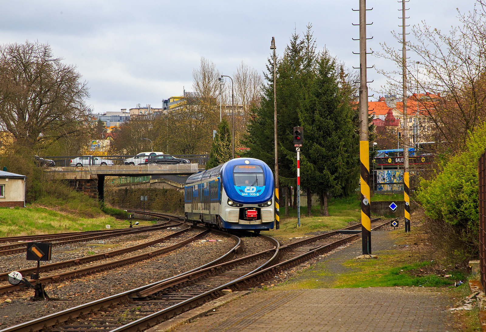 Der ČD „RegioShark“  844 005-9 (CZ-ČD 95 54 5 844 005-9), ein Dieseltriebzug vom Typ PESA LINK II, erreicht am 18.04.2023 als Os 17113 von Johanngeorgenstadt (Sachsen) kommend den Zielbahnhof Karlovy Vary dolní nádraží (Karlsbad unterer Bahnhof). Kurz nach der Ankunft fährt er dann als Os 17138 über (den oberen Bahnhof) Karlovy Vary nach Nove Hamry (Neuhammer).