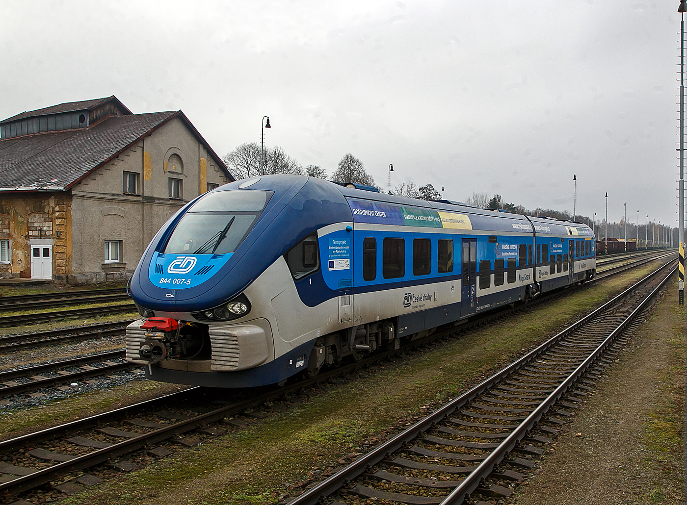 Der „RegioShark“  ČD 844 007-5 (CZ- ČD 95 54 5 844 007-5), ein Dieseltriebzug vom Typ PESA LINK II (Projektname DMU 120), steht am 22.11.2022 beim Bahnhof Domalice (Taus).

Die Fahrzeuge setzen sich aus zwei weitgehend identischen Hlften zusammen, die ber ein nicht angetriebenes Jakobsdrehgestell verbunden sind. Angetrieben werden die beiden ueren Drehgestelle ber zwei MTU-Powerpacks, vom Typ MTU 6H 1800 R85 mit je 390 kW Leistung, die unter dem Wagenfuboden angeordnet sind. Die Leistungsbertragung erfolgt jeweils mittels hydromechanischen Getriebe auf jeweils beide Achsen der Triebdrehgestelle. Bei Strecken mit Steigung hrt man im Innenraum sehr stark wie die Motoren arbeiten mssen, ansonsten sind die Fahrzeuge aber sehr Laufruhig.

Zwischen den Drehgestellen ist der Fahrgastraum niederflurig ausgefhrt, sodass an Bahnsteigen mit einer Hhe von 550 Millimetern ber Schienenoberkante ein barrierefreier Einstieg gewhrleistet ist. Der Fahrgastraum ist klimatisiert. 

TECHNISCHE DATEN:
Anzahl: 31 Hersteller:  PESA, Bydgoszcz, Polen
Spurweite:  1.435 mm (Normalspur)
Achsformel: B'2'B'
Lnge ber Kupplung:  43.730 mm
Achsstand im Drehgestell:  2.100 mm
Hhe:  4.185 mm
Breite: 2.900 mm
Dienstgewicht: 84,4 t
Hchstgeschwindigkeit: 120 km/h
Motoren: 2 Stck MTU Unterflur-Powerpack  6H 1800 R85L
Installierte Leistung: 2 x 390 kW
Leistungsbertragung: hydromechanisch (Voith-Diwa-Getriebe)  
Kupplungstyp: Scharfenberg
Sitzpltze: 120
