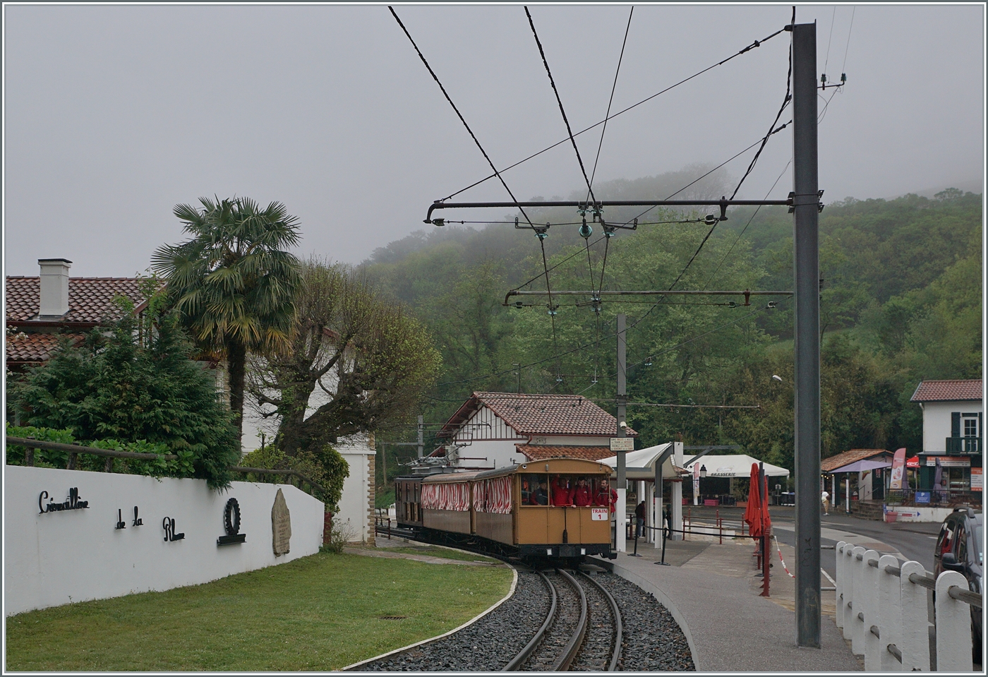 Der 9:30 Zug der Chemin de Fer de La Rhune verlässt den Talbahnhof Col de St-Ignace mit dem Ziel des wohl wolkenverhangenen La Rhune. 

15. April 2024