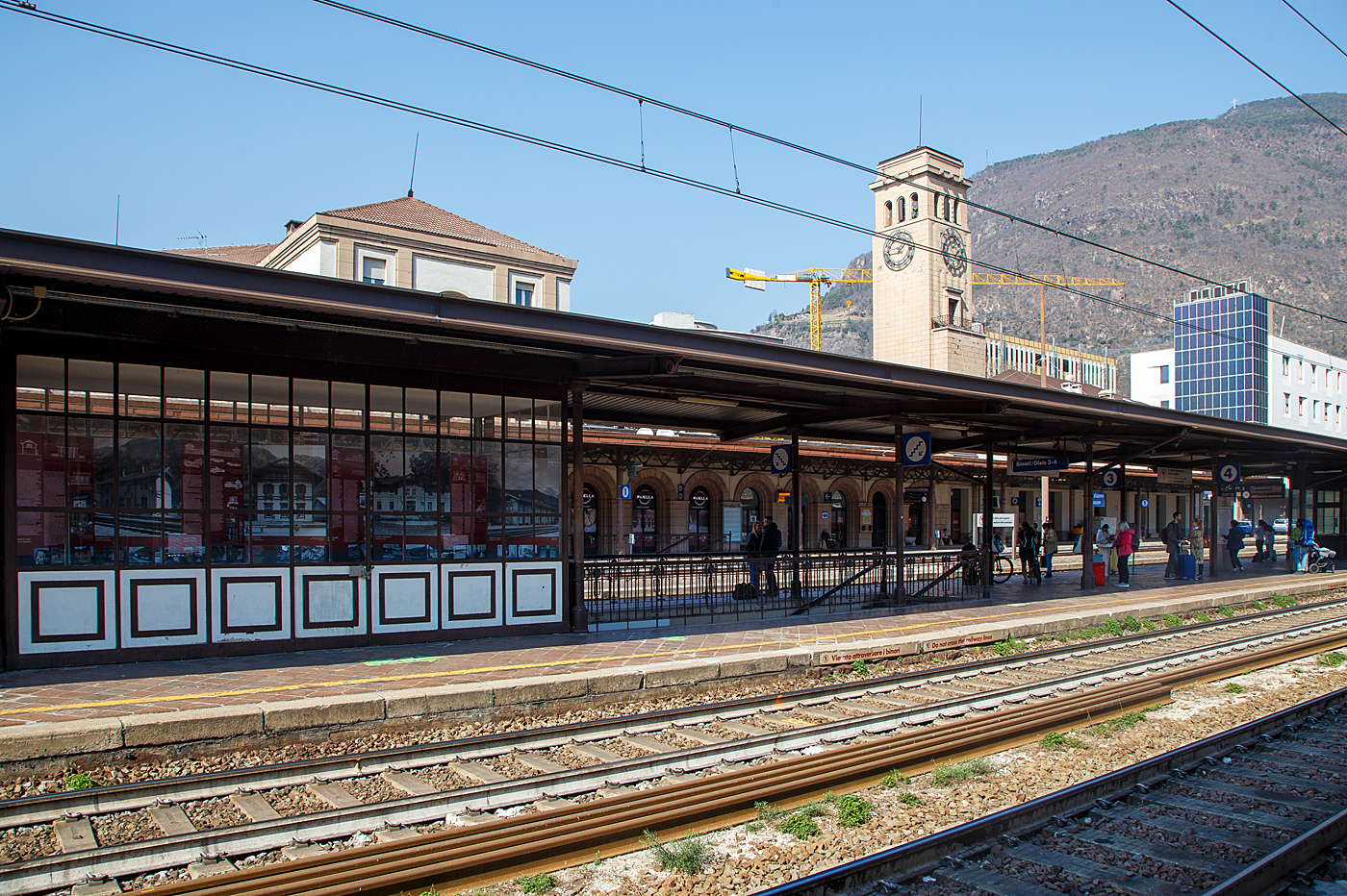 Der Bahnhof Bozen (italienisch Stazione di Bolzano) am 26 März 2022.

Der Bahnhof Bozen ist mit 5,5 Millionen Fahrgästen jährlich der bedeutendste Bahnhof der Region Trentino-Südtirol in Italien.Bozen, die Hauptstadt Südtirols, ist ein wichtiger Verkehrsknotenpunkt auf der Nord-Süd-Achse der Brennerbahn, die Innsbruck mit Verona verbindet. Zudem beginnt die Bahnstrecke Bozen–Meran im Bahnhof Bozen, womit er die Funktion eines Trennungsbahnhofs hat. 

Der Bahnhof befindet sich auf 265 m Höhe im Nordosten des Bozner Talkessels zwischen dem historischen Zentrum und dem Eisack. Von hier aus schnell erreichbar sind insbesondere die nahe Altstadt, der zentrale Waltherplatz (5 Gehminuten)sowie das gegenüber vom Aufnahmsgebäude liegende Regierungsviertel mit dem Palais Widmann und dem Landtagsgebäude. Zum östlich gelegenen Stadtviertel Bozner Boden, den der Bahnhof vom Rest des Stadtgebiets trennt, gibt es hingegen keinen Zugang.