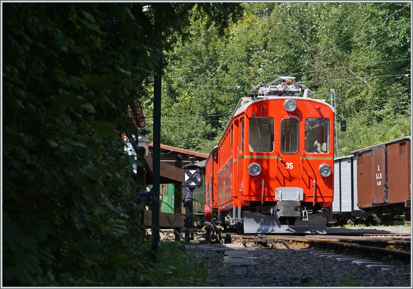 Der Bernina Bahn RhB ABe 4/4 35 der Blonay-Chamby Bahn rangiert in Chaulin. 

5. August 2023