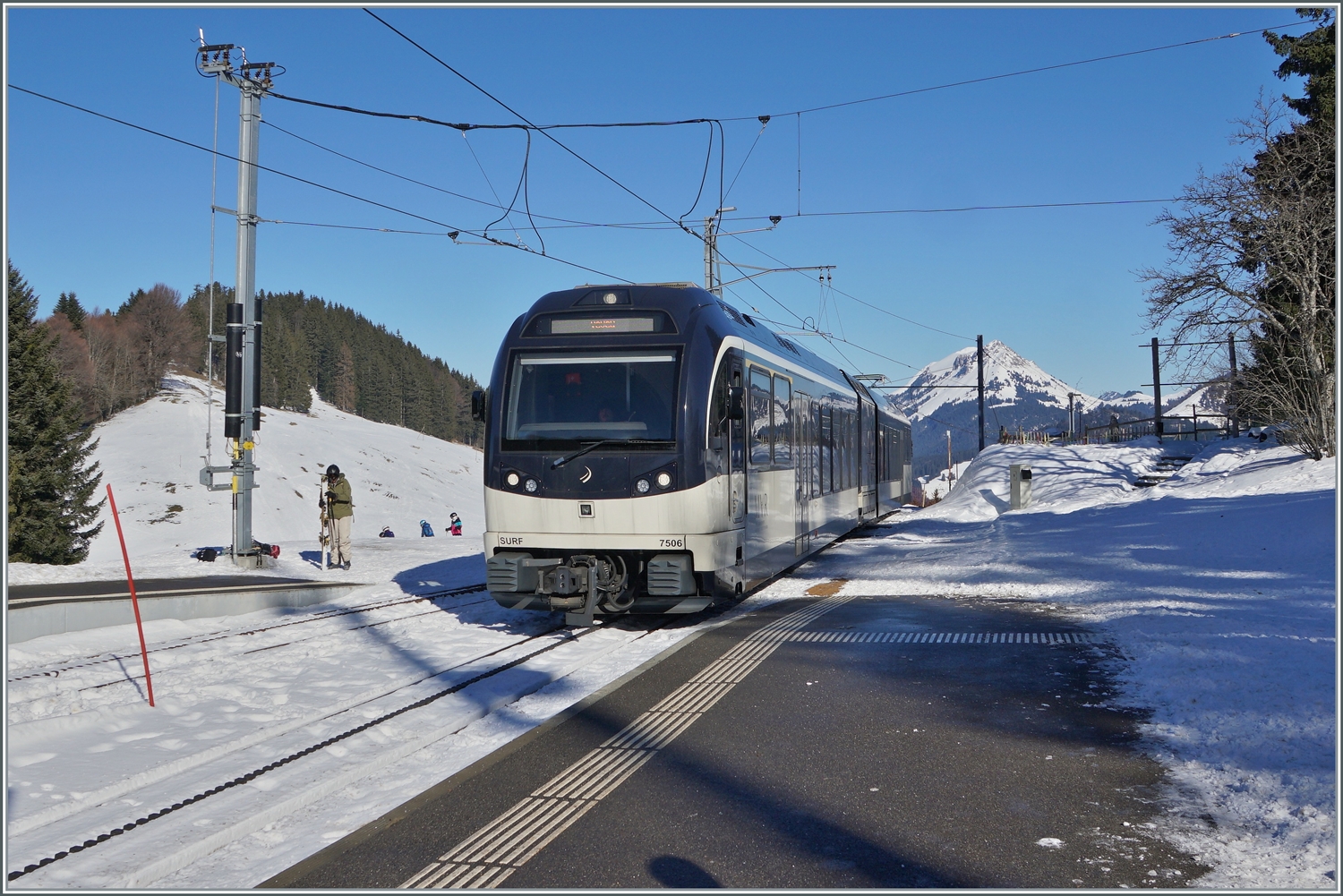 Der CEV MVR ABeh 2/6 7506 erreicht von Vevey kommend die Gipfelstation Les Pliades. 

7. Februar 2023