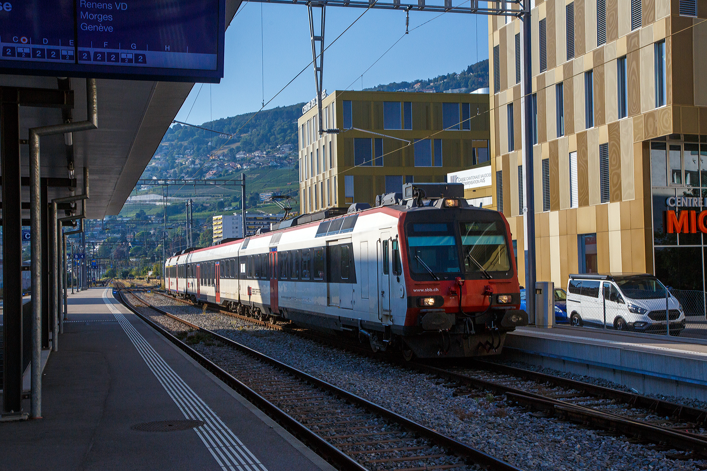 Der dreiteilige SBB NPZ Domino-Zug, bestehend aus dem Triebwagen RBe 560 DO 94 85 7 560 210-7 CH-SBB, dem B-INOVA-Zwischenwagen B NPZ DO 50 85 29-43 134-0 CH-SBB und dem ABt NPZ Domino-Steuerwagen  Abt NPZ DO 50 85 39-43 854-1 CH-SBB, erreicht am 07.09.2023 den Bahnhof Vevey.