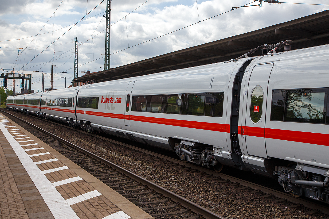 Der Fahrmotorwagen mit Bordrestaurant, 93 80 5 411 209-0 D-DB, der Gattung WRmz, des 7-teilige ICE T - Tz 1109 „Gstrow“ der DB Fernverkehr AG am 14 Mai 2022 im Bahnhof Lneburg.