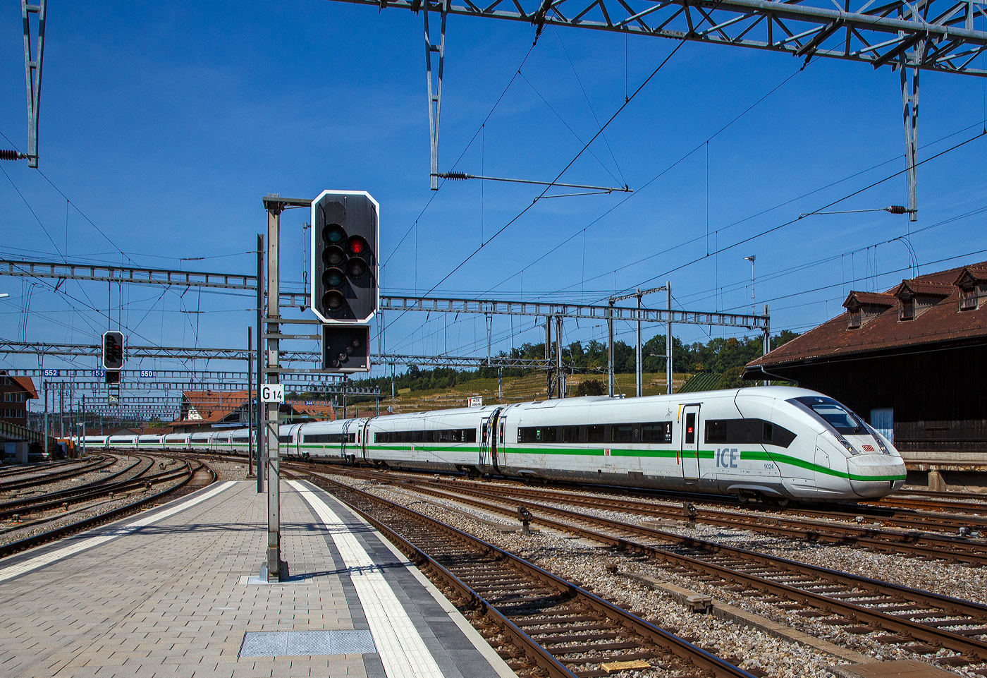 Der grn gestreifte ICE 4 der BR 412.0, Tz 9024 (BR 412.0 / 812) der DB Fernverkehr AG erreicht am 08 September 2021, als ICE 275 von Berlin Ostbahnhof nach Interlaken Ost, pnktlich den Bahnhof Spiez.

Die Triebzge haben keine Triebkpfe wie die ersten beiden ICE-Baureihen, sondern besitzen mehrere eigenstndige angetriebene Wagen (sogenannte „Powercars“), die ber die Zuglnge verteilt sind. Dabei hat ein 12-teiliger Zug sechs angetriebene Wagen („Powercars“). Diese verfgen jeweils ber von anderen Wagen unabhngige Motoren, die unterhalb des Wagenkastens angeordnet sind. Weil damit auch in den Endwagen Raum fr Fahrgste ist, knnen im ICE 4 besonders viele Sitzpltze angeboten werden, es sind 830 im ICE 4. Die um rund zwei Meter lngeren Einzelwagen machen den ICE 4 zu einem Nutzflchenweltmeister, bei gleichbleibender Beinfreiheit. Die Sitzpltze verteilen sich auf 205 in der 1. und 625 Pltze in der 2. Klasse. Unterschied zu allen bisherigen ICE-Zgen werden die mit rund 28 Metern lngeren Wagenksten der ICE-4-Flotte aus Stahl gefertigt. Dabei wird, erstmals im Stahl-Schienenfahrzeugbau, die Laserschweitechnik verwendet. Damit die 12- teiligen ICE 4 „etwas“ pnktlicher unterwegs sind, wurde ihre Hchstgeschwindigkeit von 250 auf 265 km/h erhht.

TECHNISCHE DATEN (12-Teiler / BR 412.0):
Spurweite: 1.435 mm
Achsfolge: 2’2’+Bo’Bo’+Bo’Bo’+2’2’+Bo’Bo’+Bo’Bo’+2’2’+Bo’Bo’+2’2’+Bo’Bo’+2’2’+2’2’
Lnge ber Kupplung (Zug): 345,71 m 
Lnge ber Puffer (Steuerwagen): 29.106 mm (2 x)
Lnge ber Puffer (Mittelwagen): 28.750 mm (10 x)
Drehzapfenabstand: 18.500 mm
Achsabstand im Triebdrehgestell: 2.600 mm
Achsabstand im Laufdrehgestell: 2.300 mm
Treibraddurchmesser:  920/840 mm (neu/abgenutzt)
Laufraddurchmesser:  825/750 mm (neu/abgenutzt)
Leergewicht: 675 t
Hchstgeschwindigkeit: 265 km/h (ursprnglich  250 km/h)
Anzahl Powercars: 6
Traktionsleistung: 9.900 kW (kurzzeitig 13.500 kW)
Anzahl Achsen:48 (davon 24 angetrieben)
Radsatzlast: ca. 18 t
Spannung: 15 kV / 16,67 Hz
