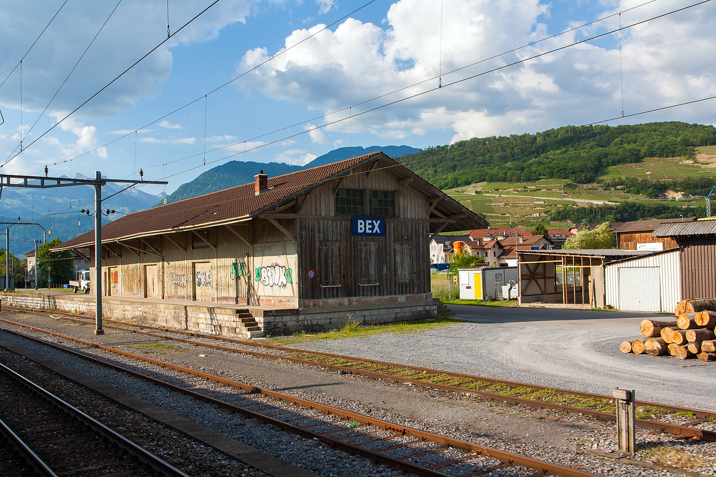 Der Gterschuppen von Bex, am 28 Mai 2012, frher gingen die Gleise der BVB hinter der Rampe bis an den Gterschuppen zur bergabe an die SBB.

Bild aus dem Zug heraus.
