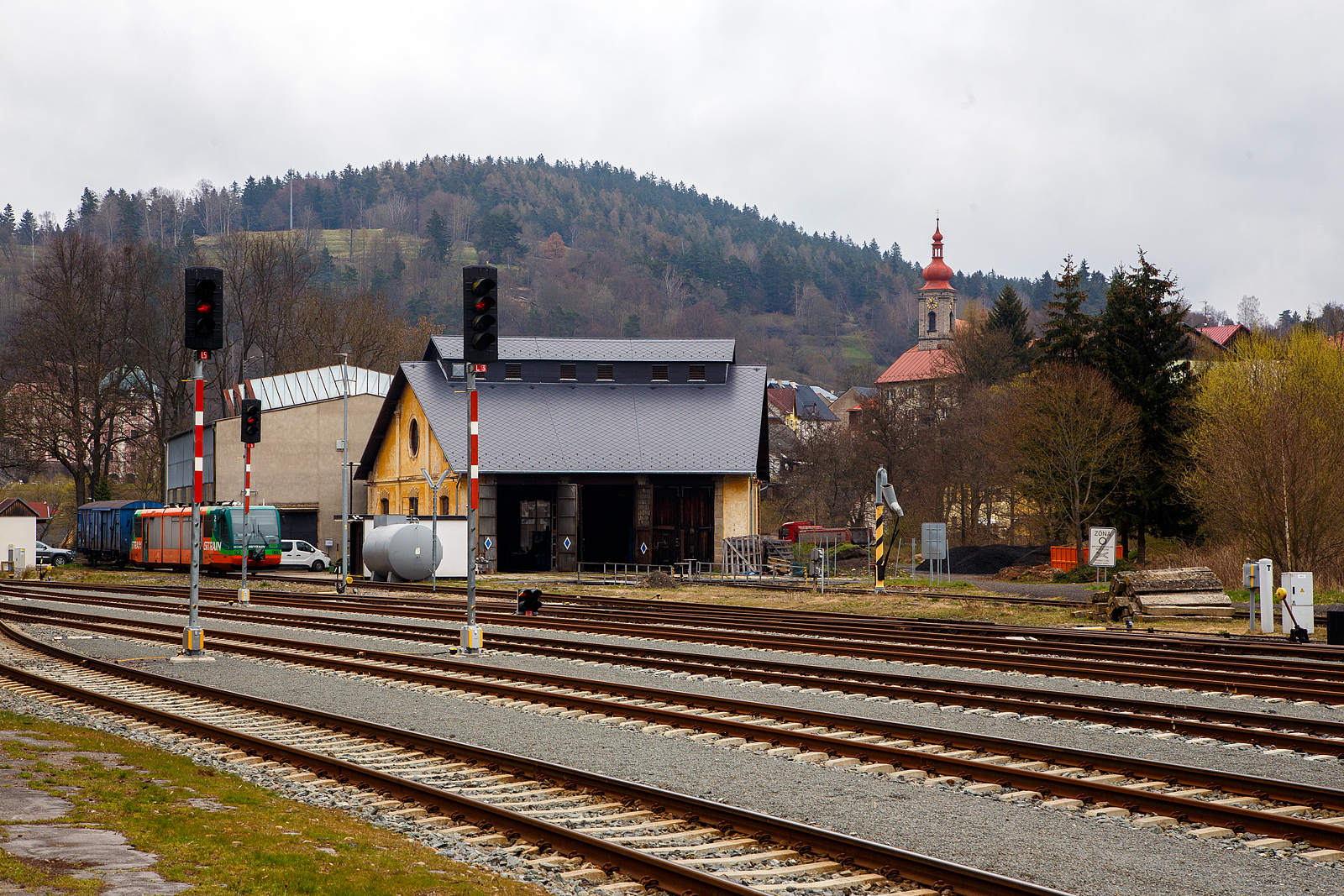 Der kleine 3 Ständige Lokschuppen beim Bahnhof Bečov nad Teplou (Petschau) am 20.04.2023. Davor eine kleine Drehscheibe,ein Wasserkran und links für die moderneren Fahrzeuge eine Diesel-Tankstelle.