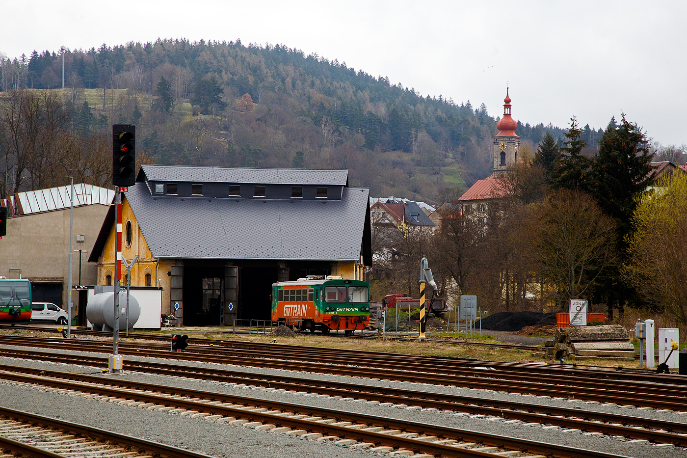 Der kleine 3 Ständige Lokschuppen beim Bahnhof Bečov nad Teplou (Petschau) am 20.04.2023. Davor auf der kleinen Drehscheibe, steht der zweiachsige modernisierte Dieseltriebwagen 816 001-2 (CZ-GWTR 95 54 5 816 001-2) der GW Train Regio.