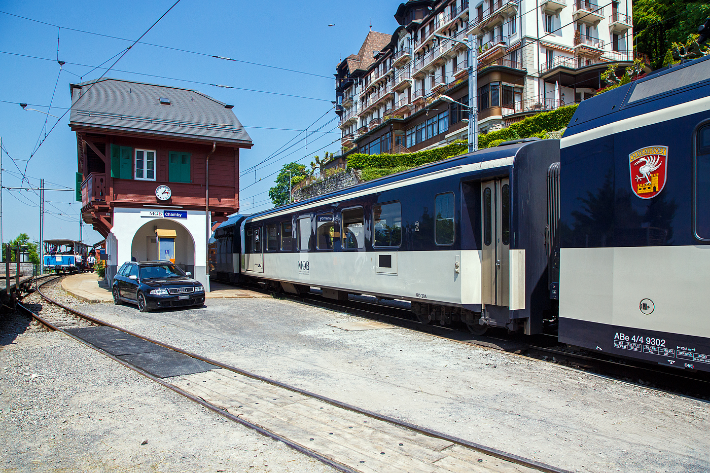 Der MOB vierachsige 2. Klasse Personenwagen mit Gepckabteil BD 204, ex B 204, ex A 81 II, am 27.05.2023 im Zugverband im Bahnhof Chamby.

Die MOB (Montreux Oberland Bernois / Montreux-Berner Oberland-Bahn) haben ihr Rollmaterial immer wieder umgebaut. Bei den Wagen B203 sowie BD 204-206 handelt es sich bereits um den zweiten Umbau im Jahre 1995 aus Plattformwagen, die ihrerseits 1972 auf alten Untergestellen entstanden sind.

Im Jahr 1911 wurde der A 81 mit verblechten Holzkasten und offenen Plattformen gebaut, 1961 erhielt dieser SIG Torsionsstab–Drehgestelle. Im Jahr 1968 wurde der Wagen abgebrochen, da er fast neue Drehgestelle besa wurde das Untergestell weiter fr den Aufbau fr den B 204 verwendet. Der neue Wagenkasten wurde nach den Konstruktionsprinzipien der EW I von der FFA (Flug- und Fahrzeugwerke Altenrhein AG) darauf gebaut. Resultat war ein siebenfenstriger leichter Wagen mit 7 Fenstern, offenen Plattformen, ohne WC. Bei der MOB entstanden vier solcher FFA-Umbauwagen mit Sickendach.

Um diese Wagen weiter verwenden zu knnen, lie die MOB die Wagen ab 1994 bei R+J (Ramseier + Jenzer AG Bern) verlngern, mit normalen Einstiegen wie die EW I sowie einem erhhten Dach versehen und rstete sie mit neuer Inneneinrichtung und WC aus. So entstanden der B 203 und die BD 204–206, der BD 204 im Jahr 1997. Anschlieend wurden auch einige echte EW I einer vergleichbaren Modernisierung unterzogen. Dabei wurde die Fensterteilung beibehalten. 

TECHNISCHE DATEN:
Hersteller: MOB / R&J / FFA / SIG
Spurweite: 1.000 mm (Meterspur)
Achsanzahl: 4 (in 2 Drehgestellen)
Lnge ber Puffer: 18.020 mm / ursprnglich 14.250 mm
Wagenkastenlnge: 17.020 mm
Hhe: 3.700 mm
Breite: 2.650 mm
Drehzapfenabstand: 12.100 mm / ursprnglich 8.680 mm
Achsabstand im Drehgestell: 1.800 mm
Drehgestell Typ: SIG- Torsionsstab
Laufraddurchmesser: 750 mm (neu)
Eigengewicht: 19,9 t / ursprnglich 13,9 t
Hchstgeschwindigkeit: 80 km/h
Sitzpltze: 46 (in der 2. Klasse) 
Ladeflche: 9,3 m / 2,0 t
WC: 1

Quellen: x-rail.ch und wikipedia