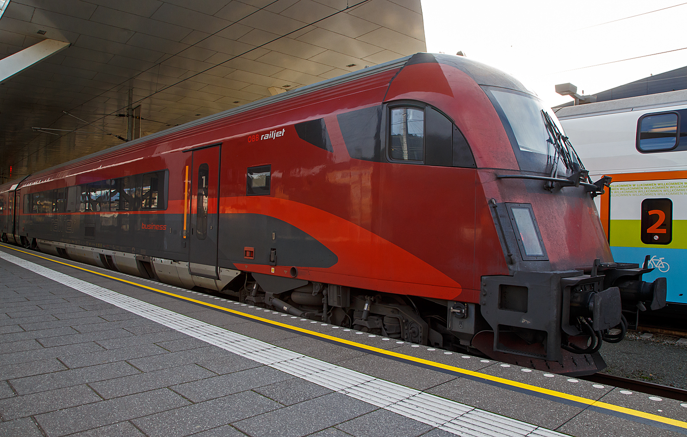 Der ÖBB-Railjet-Steuerwagen (Premium / 1. Klasse) A-ÖBB 73 81 80-90 735-9 Afmpz am 12.09.2022 im Hauptbahnhof Salzburg. 

Von diesen Wagen wurden 51Stück zwischen 2008 und 2014 von Siemens in Wien (ehemals SGP - Simmering-Graz-Pauker AG) gebaut. 

Zwischen dem Großraumabteil (11 Sitzplätzen) der First Class (1. Klasse) und den Abteilen (ges. 16 Sitzplätzen) der Business Class (1. Klasse plus) befindet sich eine kleine Küche. Die Business Class des ÖBB Railjet kann für einen Aufpreis auf ein First-Class Ticket genutzt werden.

Der Wagenkasten ist eine Schweißkonstruktion aus Profilen und Blechen (Differentialbauweise). Die Einzelteile sind mehrheitlich aus Baustahl und ferritischem rostfreien Stahl hergestellt.

Der Untergestell-Rahmen ist eine Schweißkonstruktion, bestehend aus gewalzten Stahlprofilen, Abkantprofilen und Stahlblechteilen. Der Untergestell-Rahmen bildet mit den Seitenwänden, dem Dach und den Stirnwänden eine tragende Einheit. Ein Wellblech an der Unterseite dieser Konstruktion schließt das Untergestell ab. 

Fahrwerk          
Die Drehgestellfamilie SF400, luftgefederte Laufdrehgestelle, wurde für den Einsatz in lokbespannten Reisezügen im Wendezugbetrieb entwickelt. Optimales Laufverhalten im Hinblick auf Stabilität, Komfort und Entgleisungssicherheit sowie hohe Zuverlässigkeit und niedrige Betriebskosten sind Merkmale dieses Drehgestelltyps.   
Das gegenständliche Drehgestell SF400 ÖBB-railjet ist ein Drehgestell mit drei Bremsscheiben, Magnetschienenbremse (außer Afmpz am WE 2) und ist lauf- und bremstechnisch abgestimmt auf eine max. Betriebsgeschwindigkeit von 230 km/h.                      

Das Drehgestell besteht aus den folgenden Hauptkomponenten:
- Drehgestellrahmen
- Laufradsatz, Radsatzlager, Radsatzführung/Primärfeder
- Luftfedersystem, Querfeder, Drehdämpfer, Wankstabilisator
- Längsmitnahme, Querspielbegrenzung, Drehzapfen
- Scheibenbremse, Parkbremse (Federspeicherbremse), MG-Bremse
- Zugsicherung (Antennen, nur Steuerwagen Afmpz)
- Sandung (nur Steuerwagen Afmpz), Spurkranzschmierung
(nur Steuerwagen Afmpz)
- Druckluftverrohrung, Verkabelung, Erdungskontakt

TECHNISCHE DATEN (Afmpz 8090.7): 
Spurweite 1.435 mm
Länge über Puffer: 26.850 mm
Wagenkastenlänge: 26.409 mm 
Drehzapfenabstand: 19.000 mm 
Achsabstand im Drehgestell: 2.500 mm 
Raddurchmesser: 920 mm (neu) / 860 mm (abgenutzt)
Drehgestell: SF400
Wagenhöhe über SO: 4.050 mm
Wagenbreite: 2.825 mm
Fußbodenhöhe Abteil über SO: 1.250 mm
Lichte Weite Einstieg: 2 x 850 mm
Lichte Weite Übergang: 1.100 mm
Höchstgeschwindigkeit: 230 km/h (lauftechnisch 250 km/h möglich)
Min. Kurvenradius: 150 m
Eigengewicht: 56 t
Sitzplätze: 27 (16 Business Class, 11 First Class)
Toiletten: 1
Bremse: KE-PR-Mg (D) 
Bremsanlage: 3 Scheiben pro Achse + Mg