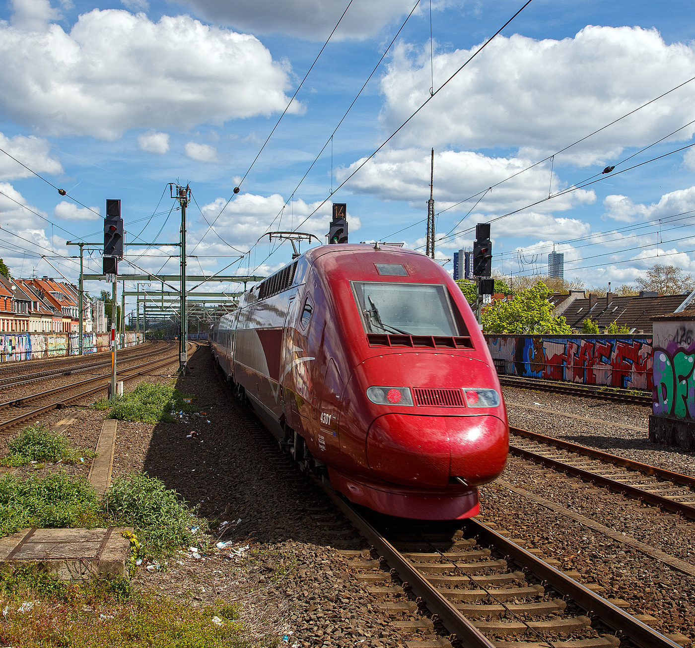 Der PBKA Thalys 4301 (TGV Series 43000) (93 88 0043 010-x B-TH etc.) fährt am 30.04.2023, als Thalys 9423 von Paris Gare du Nord (Paris Nord) via Bruxelles-Midi (Brüssel-Süd), Liège-Guillemins (Lüttich) und Aachen Hbf nach Köln Hbf, durch den Bahnhof Köln-Ehrenfeld in Richtung Köln Hbf, welchen er dann bald erreicht.