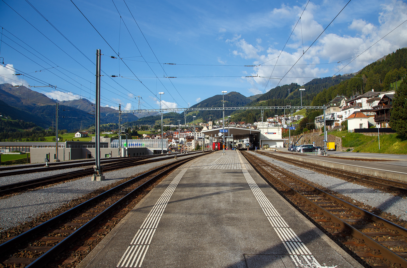 Der RhB und MGB Bahnhof der Klosterstadt Disentis/Mustér  1.130 m ü. M. am 07.September 2021, Blickrichtung Oberalppass.

Der Bahnhof ist Endpunkt von der der Bahnstrecke Reichenau-Tamins – Disentis/Mustér auch Oberländerlinie, Surselvalinie oder Vorderrheinlinie (Fahrplanfeld 920) der Rhätischen Bahn (RhB). Er ist aber auch zugleich der Startpunkt Furka-Oberalp-Bahn (Fahrplanfeld 142 und 143) der Matterhorn-Gotthard-Bahn (MGB), bzw. bis zur Fusion (zum 01. Jan. 2003) der eigenständigen  Furka-Oberalp-Bahn (FO). Die MGB Strecke geht von hier in Richtung Westen mit Zahnstangenabschnitten (bis zu 110 ‰ Neigung) über den Oberalppass nach Brig hinab. 

Für den berühmten durchgehenden Glacier-Express dient der 
Bahnhof somit auch dem Lokwechsel. Auch wenn beide Bahnen auf Meterspur fahren, so unterscheiden sich doch. Die Rhätischen Bahn (RhB) ist ja eine reine Adhäsionsbahn und die Matterhorn-Gotthard-Bahn (MGB) eine gemischte Zahnrad- und Adhäsionsbahn.