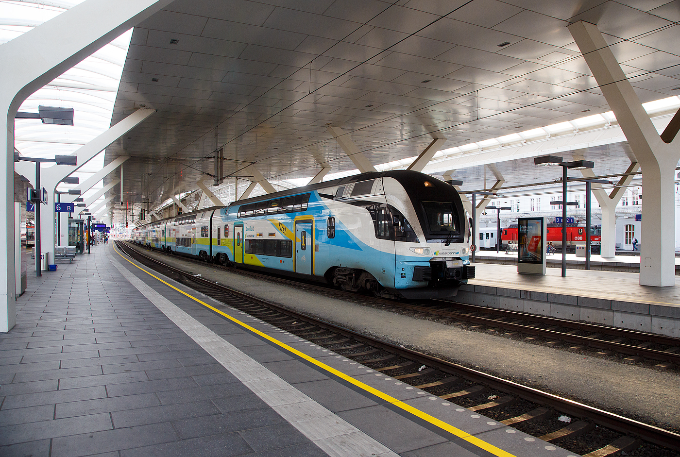 Der sechsteilige elektrische Doppelstocktriebzug Stadler Kiss  4010 623 / 4010 123 der WESTbahn am 12.09.2022 im Hbf Salzburg.

Die sterreichische Westbahn nahm am 11. Dezember 2011 sieben sechsteilige Einheiten einer Fernverkehrsvariante (adaptiert fr 200 km/h, grerer Sitzabstand) von Stadler KISS in Betrieb. Dann folgten 2017 noch ein weiterer sechsteiliger (4010 008) und vierteilige (4110 009 – 017) Triebzge. Alle diese 17 KISS 1 und 2 Garnituren wurden 2021 an die Deutsche Bahn verkauft, die sie nun als IC 2 einsetzt.

Als Ersatz fr die 17 Kiss 1 und 2 wurden 15 neue sechsteilige Zge (4010 018-032) wiederum bei Stadler Rail bestellt, welche baugleich mit der 2017 gelieferten Garnitur (4010 008) ausgefhrt wurden und jeweils ber 526 Sitzpltze verfgen. Alle Radstze der Endwagen sind angetrieben, die Mittelwagen sind antriebslos. Alle KISS der WESTbahn sind in der Schweiz eingestellt hier z.B. als 93 85 4010 129-3 CH-WSTBA.

Mit dem Stadler KISS wurde ein neues Klassensystem bei der WESTbahn eingefhrt: First - 1. Klasse (Leitfarbe gelb), Comfort - 2+Klasse (Leitfarbe petrol) und Standard - 2. Klasse (Leitfarbe orange) angeboten. In der Comfort-Klasse und in der First ist ein Upgrade zu zahlen, das eine Reservierung beinhaltet. Die Comfort-Klasse steht Inhaberinnen und Inhabern eines Klimatickets ohne Aufpreis zur Verfgung.

TECHNISCHE DATEN der KISS:
Anzahl: 15 sechsteilige Triebzge
Spurweite: 1.435 mm (Normalspur)
Achsformel: Bo’Bo’+2’2’+2’2’+2’2’+2’2’+Bo’Bo’
Lnge ber Kupplung: 150.000 mm
Fahrzeugbreite: 2.800 mm
Fahrzeughhe: 4.595 mm
Achsstand im Drehgestell: 2.500 mm (Trieb- und Laufdrehgestell)
Trieb- und Laufraddurchmesser: 920 mm (neu)
Dauerleistung am Rad: 4.000 kW
Max. Leistung am Rad: 6.000 kW
Anfahrzugskraft (bis 68 km/h): 320 kN
Anfahrbeschleunigung: 0.85 m/s
Hchstgeschwindigkeit 200 km/h
Sitzpltze: 526
Stromsystem: 15 kV AC, 16.7 Hz
Fubodenhhe: Niederflur am Einstieg 570 mm, Unterdeck 440 mm, Oberdeck 2.515 mm
Einstiegsbreite: 1.400 mm