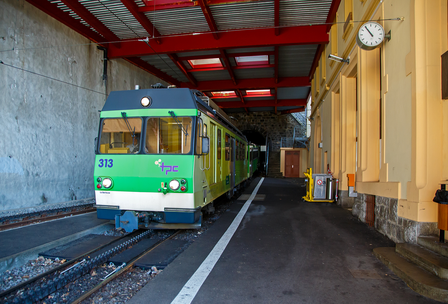 Der tpc AL BDeh 4/4 313 „La Berneuse“ (2. Klasse elektrischen Personentriebwagen mit Gepckabteil fr den gemischten Zahnrad- und Adhsionsbetrieb) mit den beiden AL Steuerwagen AL Bt 362 und AL Bt 363 kommt am 08 September 2023 vom Leysin - Grand-Htel hinab, verlsst gerade den 287 m langen Kehrtunnel Leysin und erreicht somit die Station Leysin-Feydey. Der dreiteilige Zug fhrt als Regionalzug (R 25) von Leysin - Grand-Htel nach Aigle.

Eine Einzelfahrkarte/Einzelbillett von Aigle nach Leysin - Grand-Htel (5 Zonen) kostet im Vollpreis 9,20 CHF/Person somit die Hin- und Rckfahrt (da vermutlich ber 2 Stunden) 18,40 CHF/Person. Wir hatten aber Glck (nicht nur mit dem wunderschnen Wetter), die tpc feierte 125 Jahre der BVB an dem Wochenende, so bekamen wir Tageskaten frs ganze Netz der TPC fr 10,- CHF/Person. Die drei TPC-Strecken ab Aigle (AL, ASD und AOMC) konnten wir so gut an einem Tag erkunden bzw. erfahren. Fr die 12,4 Kilometer lange Strecke von Bex nach Villars-sur-Ollon der BVB (Bex–Villars–Bretaye) brauchten wir dann einen ganzen weiteren Tag, den man auch einrechnen sollt.

Erklrung der verwendeten Abkrzungen:
tpc = Tansports Publics du Chablais
AL = Chemin de fer Aigle–Leysin (Aigle-Leysin-Bahn)
ASD = Aigle–Spey–Diablerets
AOMC = Aigle–Ollon–Monthey–Champry
BVB = Chemin de fer Bex–Villars–Bretaye