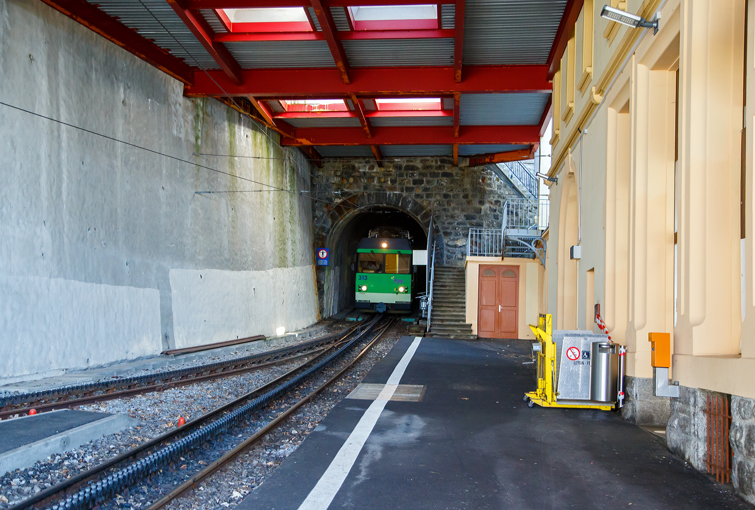 Der tpc AL BDeh 4/4 313 „La Berneuse“ (2. Klasse elektrischen Personentriebwagen mit Gepckabteil fr den gemischten Zahnrad- und Adhsionsbetrieb) mit den beiden AL Steuerwagen AL Bt 362 und AL Bt 363 kommt am 08 September 2023 vom Leysin - Grand-Htel hinab, verlsst gerade den 287 m langen Kehrtunnel Leysin und erreicht somit die Station Leysin-Feydey. Der dreiteilige Zug fhrt als Regionalzug (R 25) von Leysin - Grand-Htel nach Aigle.

Eine Einzelfahrkarte/Einzelbillett von Aigle nach Leysin - Grand-Htel (5 Zonen) kostet im Vollpreis 9,20 CHF/Person somit die Hin- und Rckfahrt (da vermutlich ber 2 Stunden) 18,40 CHF/Person. Wir hatten aber Glck (nicht nur mit dem wunderschnen Wetter), die tpc feierte 125 Jahre der BVB an dem Wochenende, so bekamen wir Tageskaten frs ganze Netz der TPC fr 10,- CHF/Person. Die drei TPC-Strecken ab Aigle (AL, ASD und AOMC) konnten wir so gut an einem Tag erkunden bzw. erfahren. Fr die 12,4 Kilometer lange Strecke von Bex nach Villars-sur-Ollon der BVB (Bex–Villars–Bretaye) brauchten wir dann einen ganzen weiteren Tag, den man auch einrechnen sollt.

Erklrung der verwendeten Abkrzungen:
tpc = Tansports Publics du Chablais
AL = Chemin de fer Aigle–Leysin (Aigle-Leysin-Bahn)
ASD = Aigle–Spey–Diablerets
AOMC = Aigle–Ollon–Monthey–Champry
BVB = Chemin de fer Bex–Villars–Bretaye