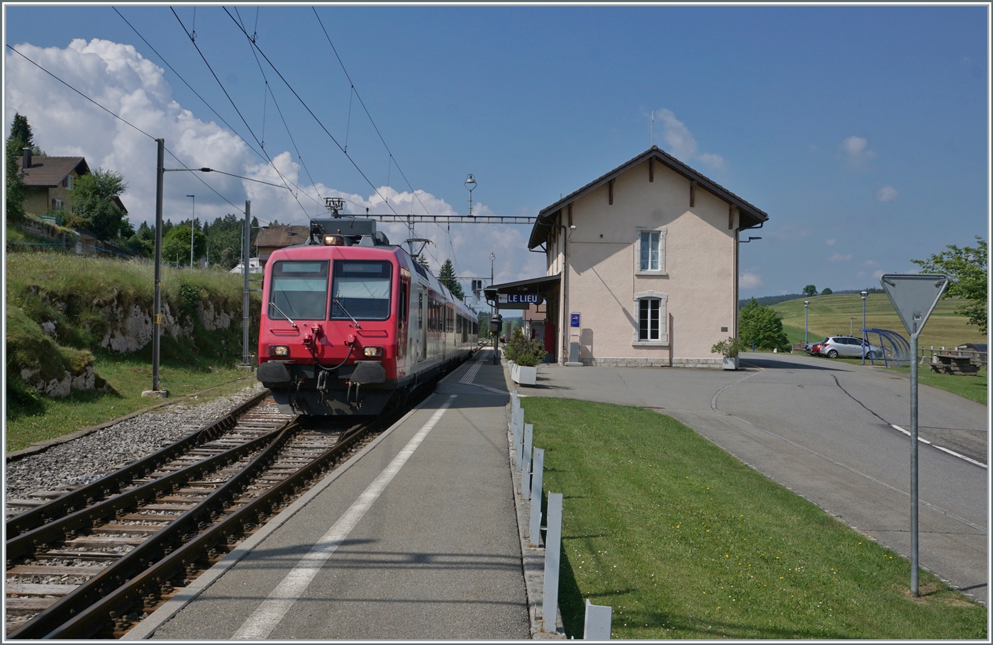 Der TRAVYS RBDe 560 384-0 (RBDe 560 DO TR 94 85 7560 384-0 CH-TVYS)  Lac de Brenet  hat als Regionalzug 6016 Le Lieu erreicht und fährt nach einem kurzen Halt weiter nach Vallorbe. Der kleine Bahnhof von Le Lieu vermittelt noch ein Ambiente wie sie vor 20 - 30 Jahren auf vielen Nebenbahnstationen vorzufinden war. 16. Juni 2022