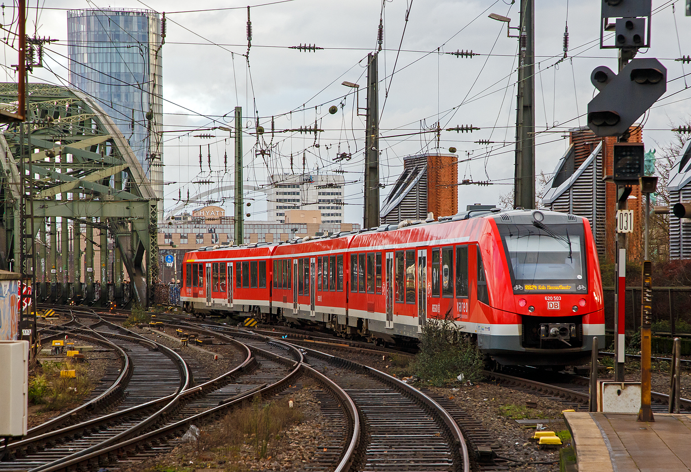 Der vareo 620 003 / 621 003 / 620 503, ein dreiteiliger Dieseltriebzug vom Typ ALSTOM Coradia LINT 81 der DB Regio NRW (VAREO), verlsst, als RB 24 „Eifel-Bahn“  (Gerolstein – Kall - Euskirchen – Kln Hbf - Kln Messe/Deutz), am 22.12.2018 den Hbf Kln in Richtung Hohenzollernbrcke bzw. Zielbahnhof Kln Messe/Deutz.