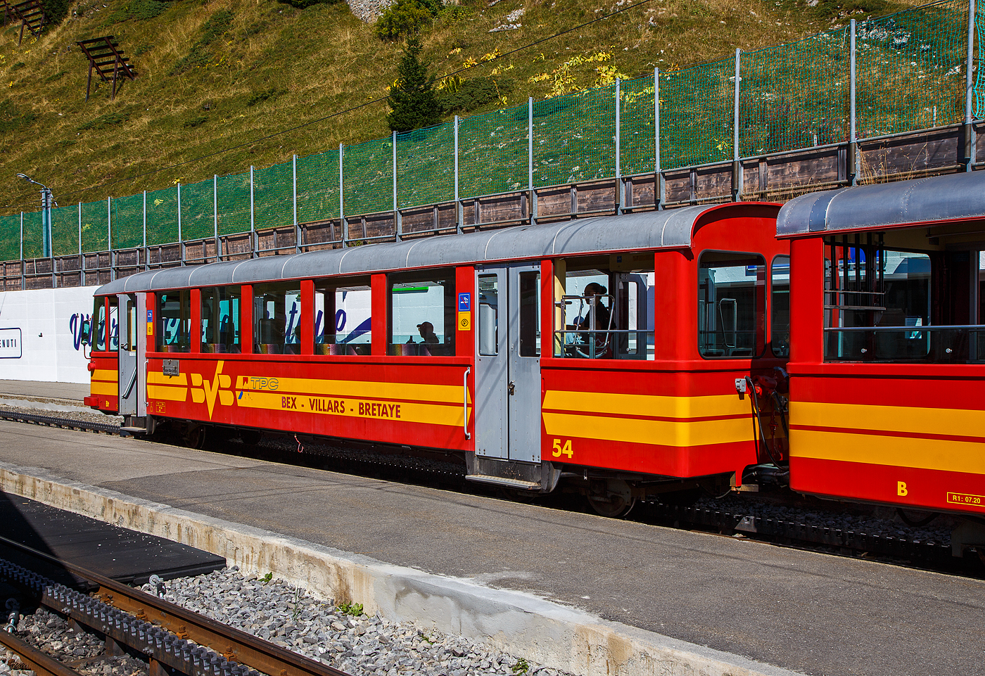 Der vierachsige 2.Klasse Steuerwagen tpc BVB Bt 54, eingereiht in einen Personenzug vor dem Wagen B 51und der Lok 4/4 32 „Villars“ am 10 September 2023 im Bergbahnhof Col-de-Bretaye (1.808 m ü. M.).

Der Wagen wurde 1953 von der SIG (Schweizerische Industrie-Gesellschaft) in Neuhausen am Rheinfall gebaut, die Elektrik ist von der MFO (Maschinenfabrik Oerlikon). Der Wagen hat ein Eigengewicht von 9 t und hat 47 Sitzplätze sowie 50 Stehplätze.

Heute sind diese Garnituren nicht mehr im Planeinsatz. Hier an dem Wochenende (08 bis 10 September 2023) feiert die TPC 125 Jahre BVB! (Les TPC célèbrent les 125 ans du BVB!). So kamen auch historische Züge und Triebwagen zum Einsatz.
