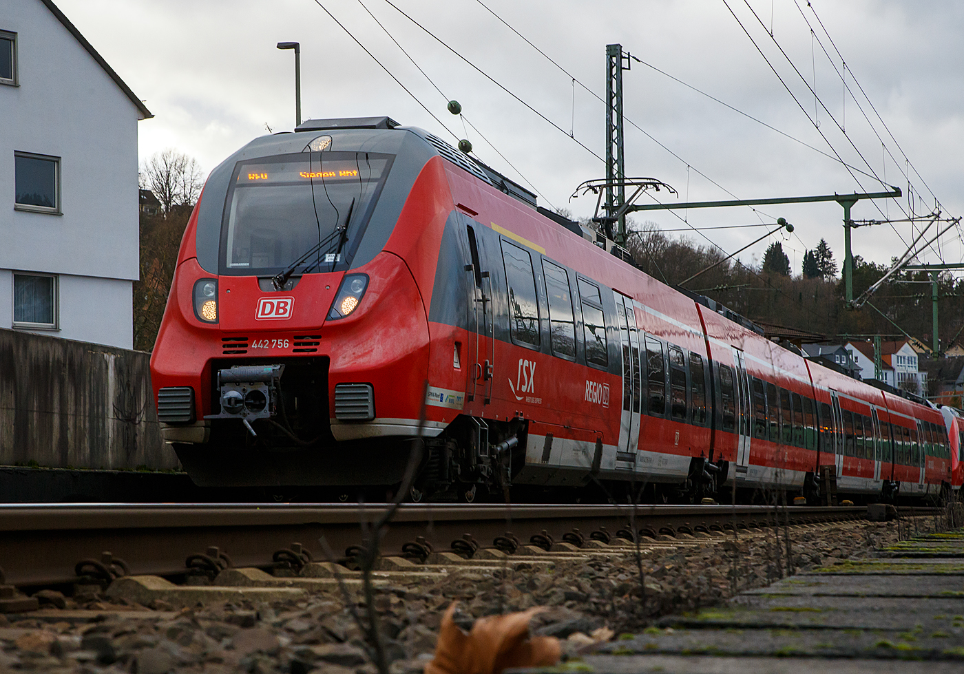 Der vierteilige Bombardier Talent 2 (442 756 / 442 256) und ein weiterer der DB Regio NRW haben am 15.01.2023, als RE 9 - Rhein Sieg Express (RSX) Aachen - Kln - Siegen, den Bahnhof Betzdorf/Sieg erreicht.