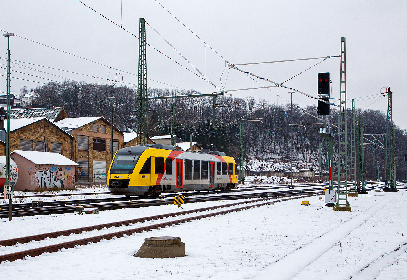 Der VT 209 ABp (95 80 0640 109-4 D-HEB), ein Alstom Coradia LINT 27 der HLB (Hessische Landesbahn). ex Vectus VT 209, erreicht am 08.03.2023 den Bahnhof Betzdorf (Sieg). Er fährt als RB 90  Westerwald-Sieg-Bahn  die Verbindung Altenkirchen(Westerwald) – Au(Sieg) – Siegen.

Der Alstom Coradia LINT 27 wurde 2004 von der ALSTOM Transport Deutschland GmbH (vormals LHB - Linke-Hofmann-Busch GmbH) in Salzgitter-Watenstedt unter der Fabriknummer 1187-009 gebaut und an die vectus Verkehrsgesellschaft mbH, mit dem Fahrplanwechsel am 14.12.2014 wurden alle Fahrzeuge der vectus nun Eigentum der HLB.